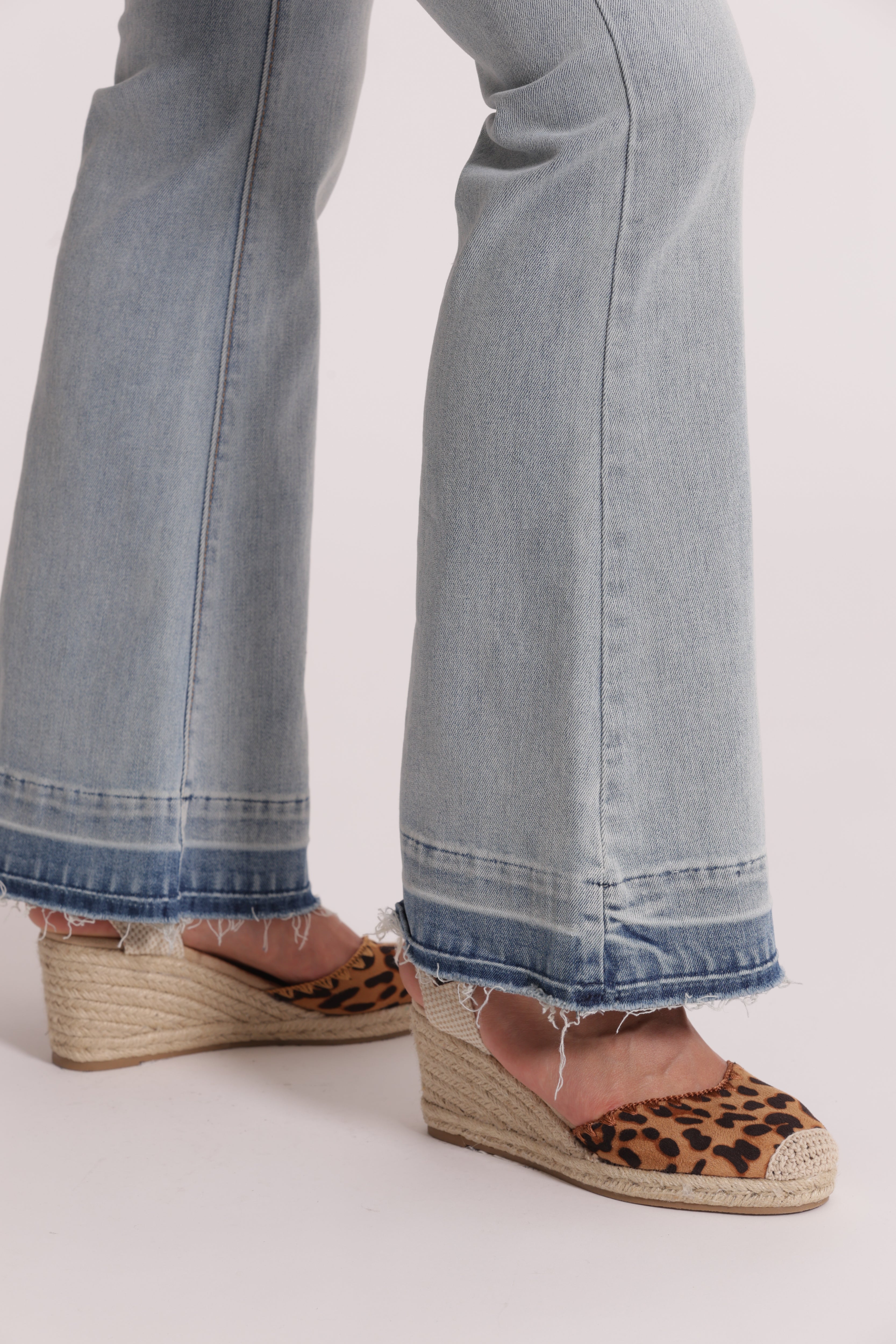 Mimi Mua jeans zampa dettaglio gioiello blu chiaro