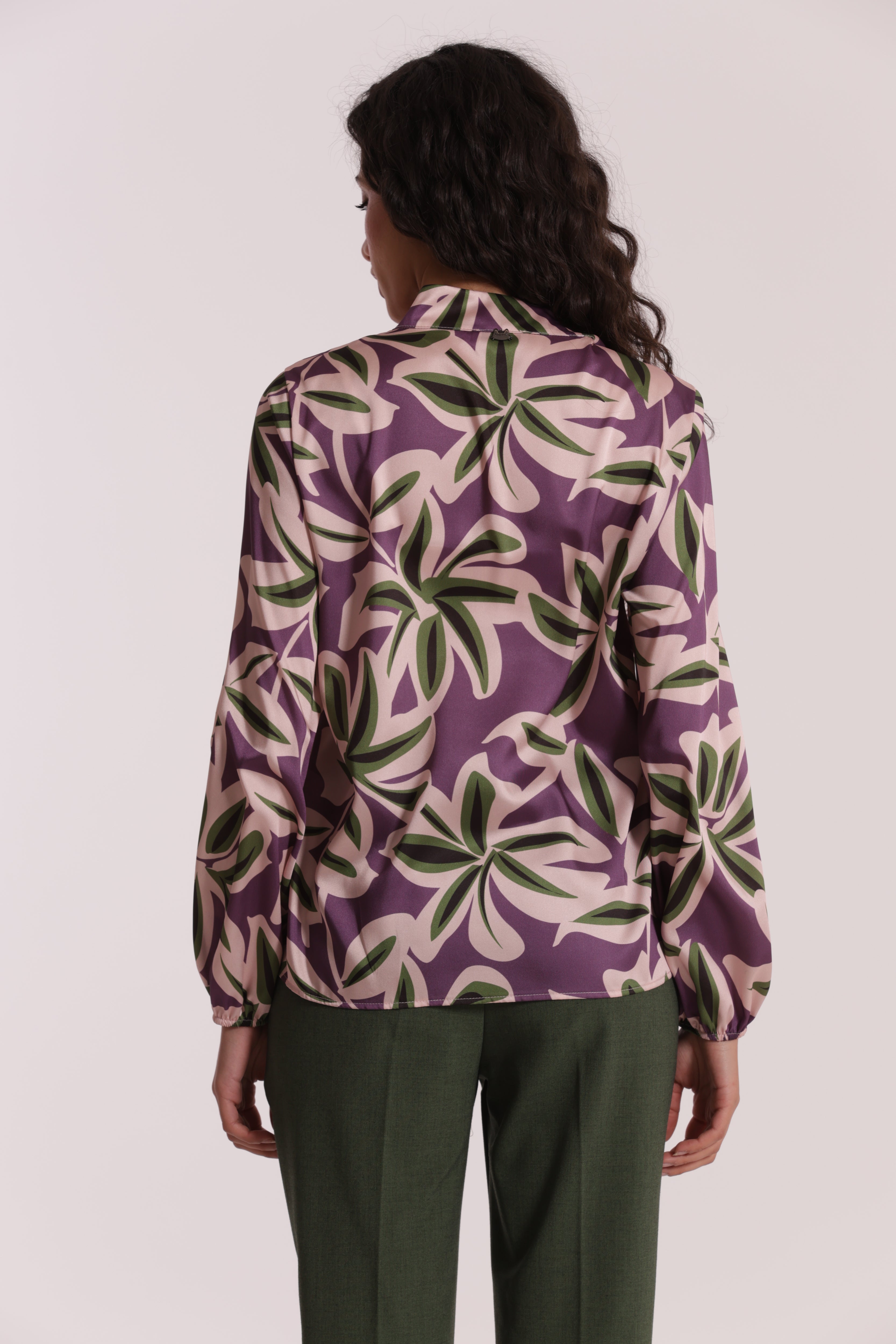 Mimi Mua blusa scollo V fantasia botanica malva