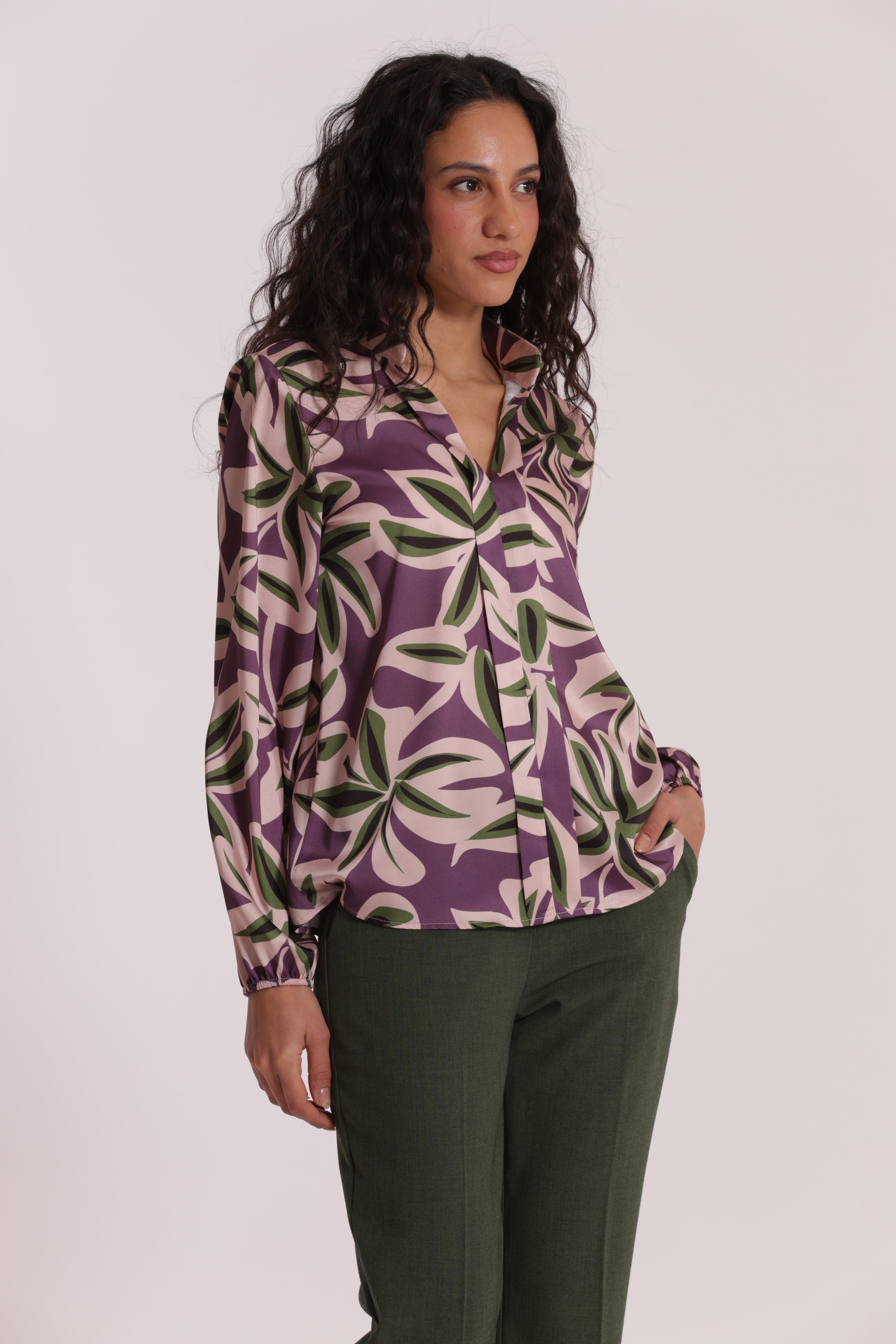 Mimi Mua blusa scollo V fantasia botanica malva