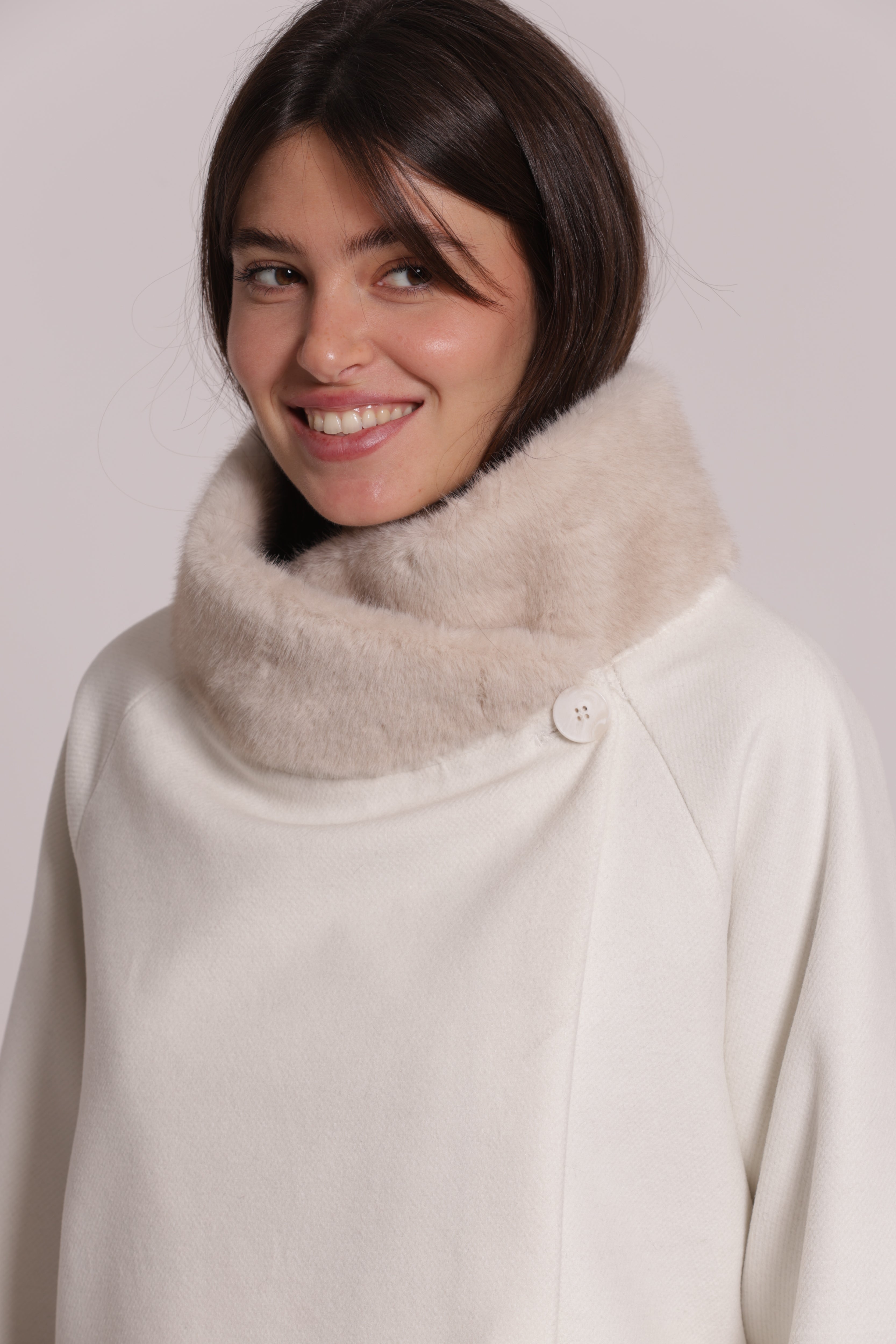 Mimi Mua Cappotto Corto Collo Effetto Pelliccia Nero