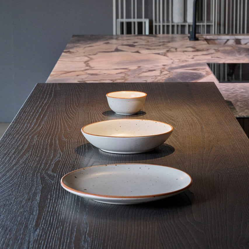 On Earth Cooperative Collection Bisque piatto ceramica beige 25 cm