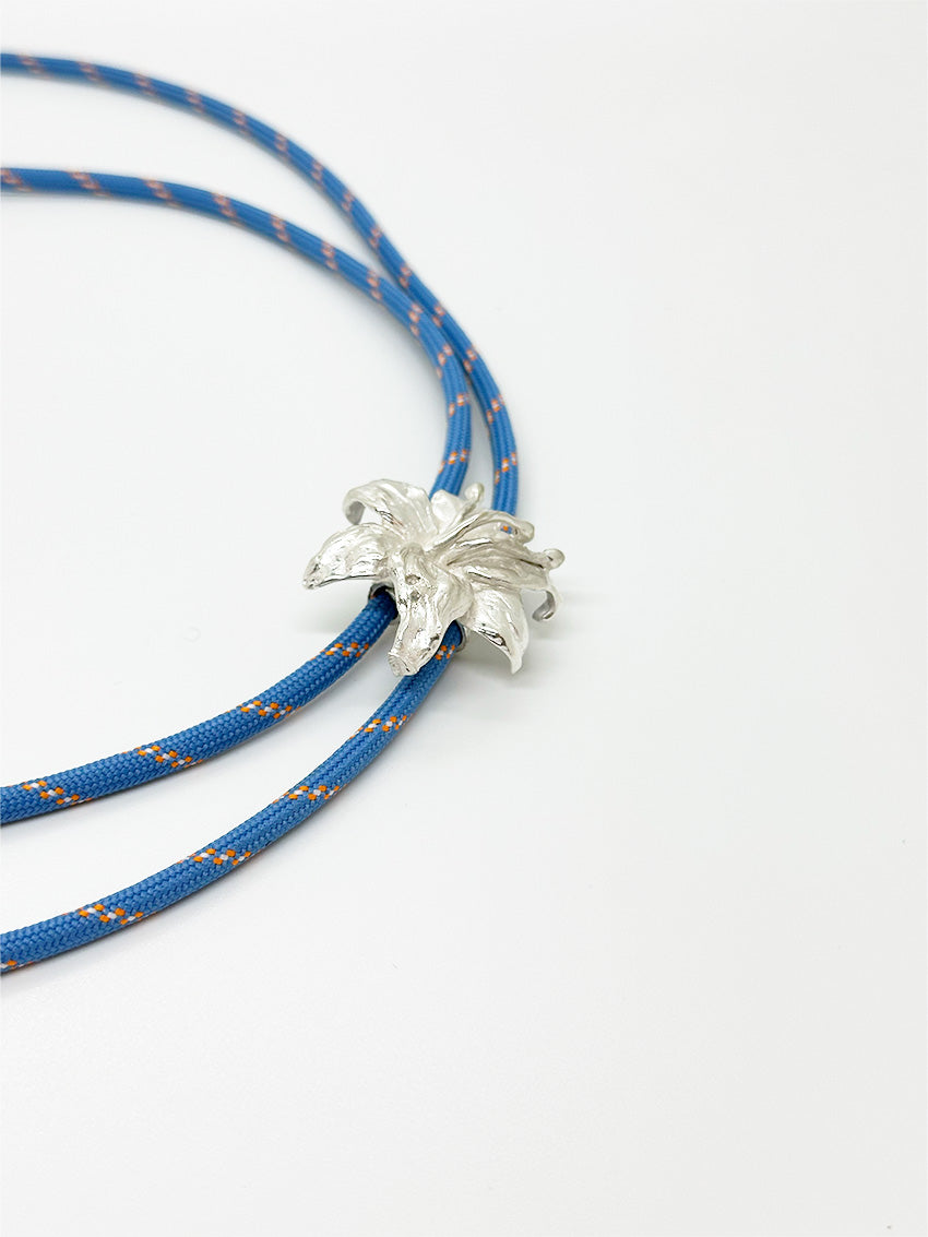GiglioTigrato Bolo Tie collana giglio azzurra bronzo