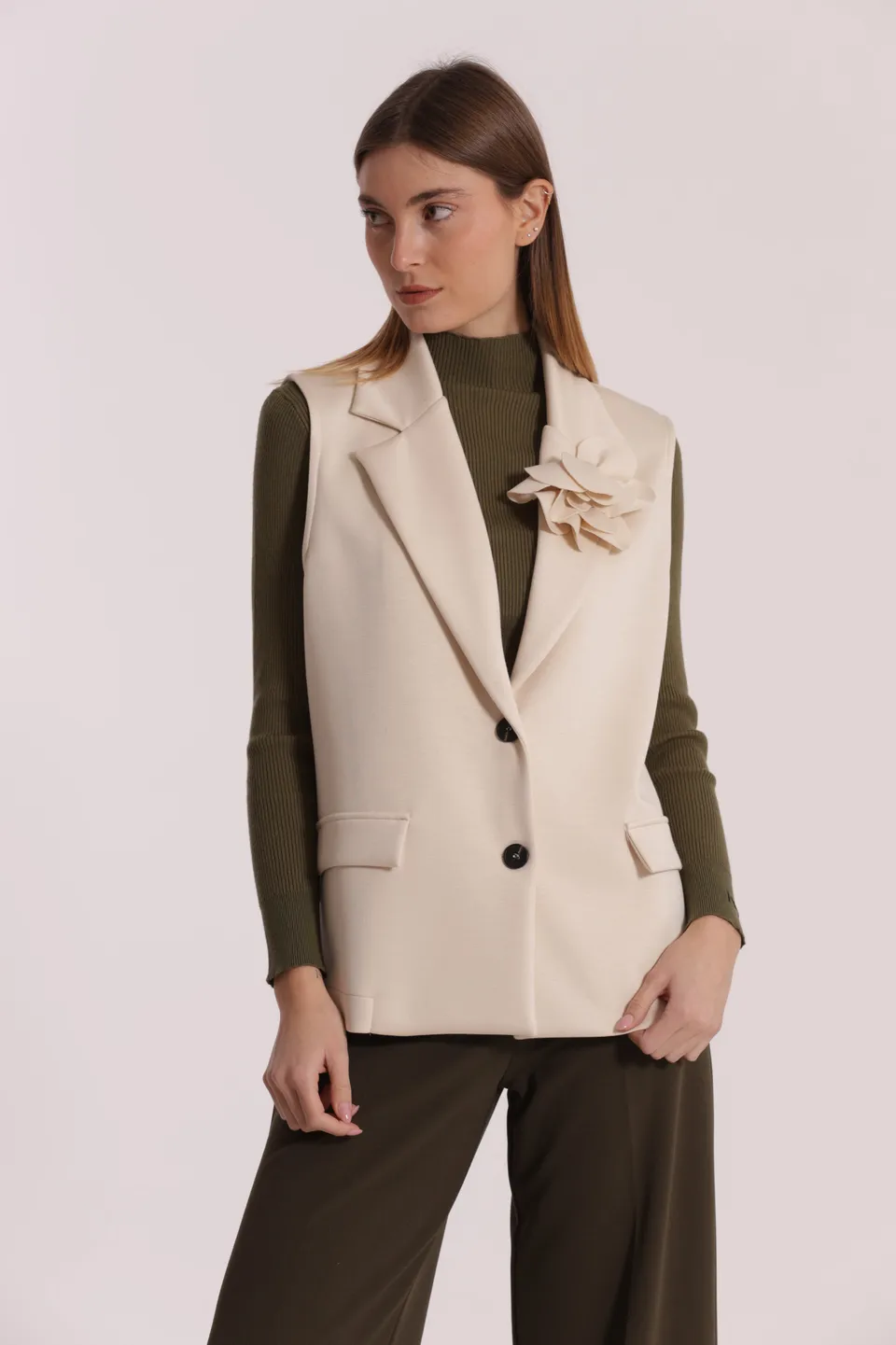 Mimi Mua gilet over neoprene con fiore nero