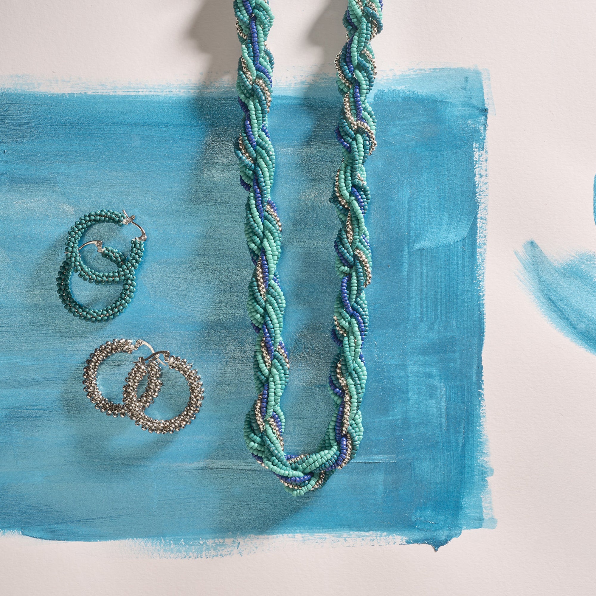 On Earth Cooperative Collection Treccia collana vetro azzurra 58 cm