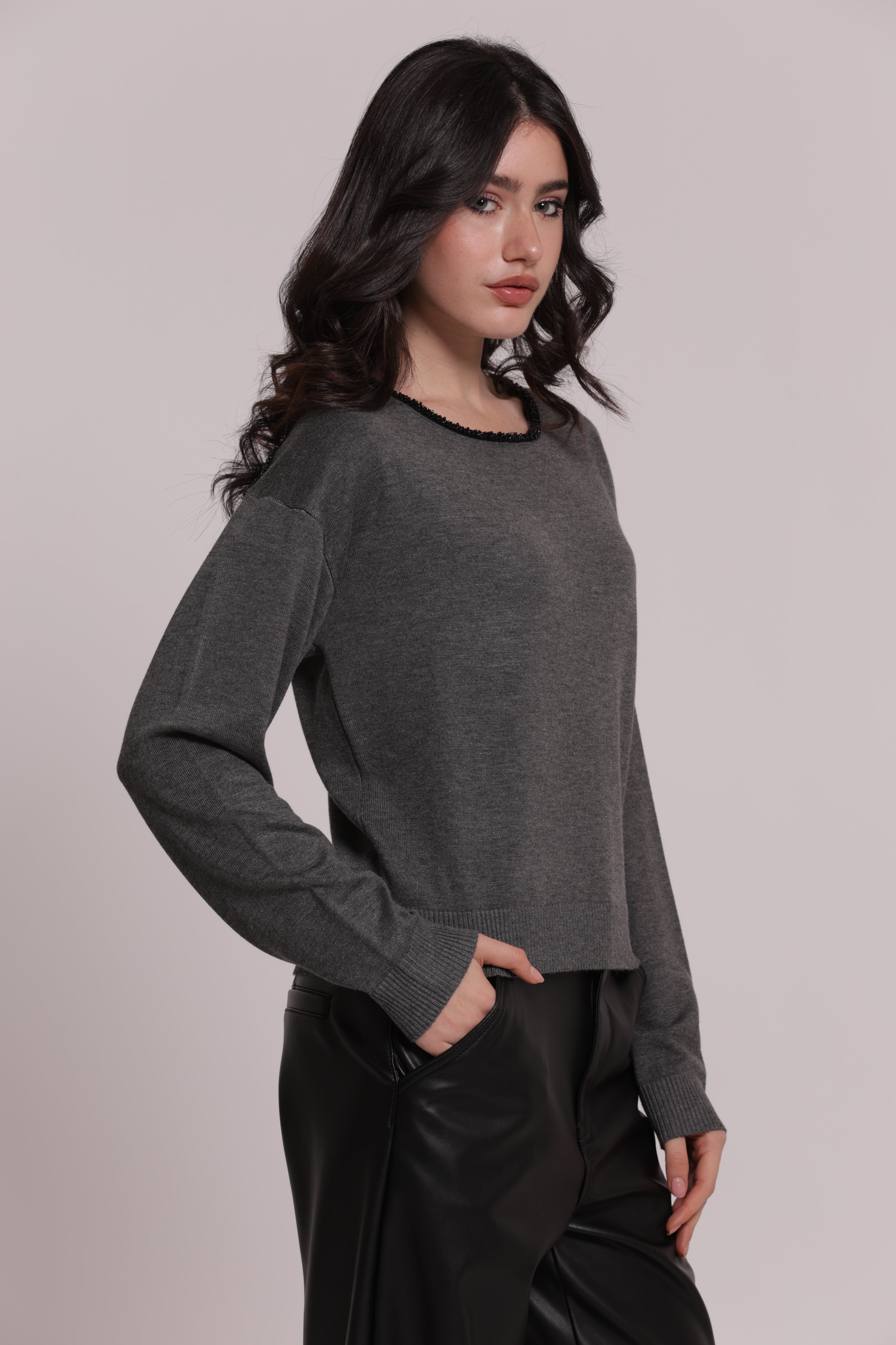 Mimi Mua Maglia Scollo Tondo Perline Nera Morbida