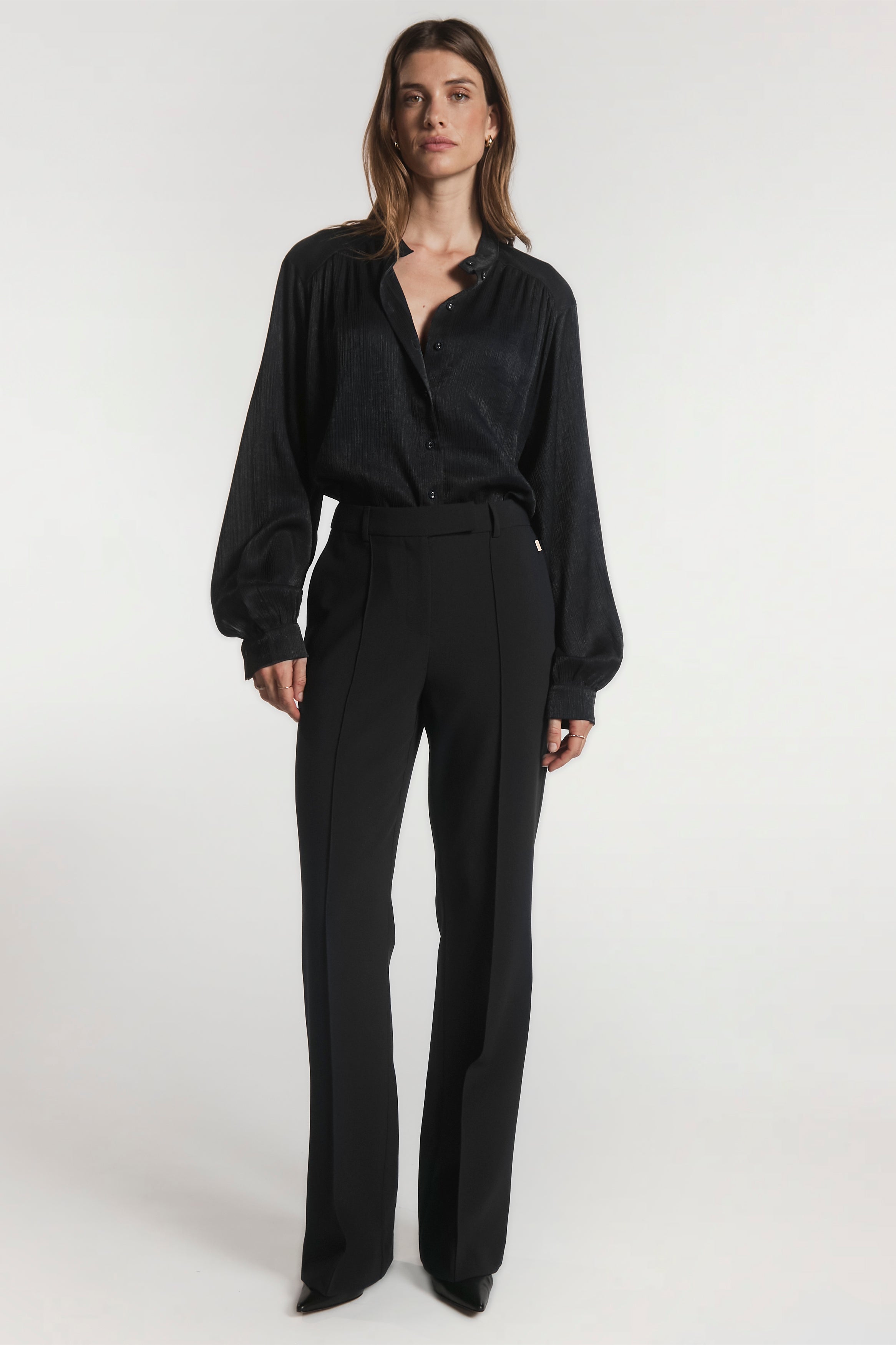 Aaiko Liv camicia nera collo senza revers fluida