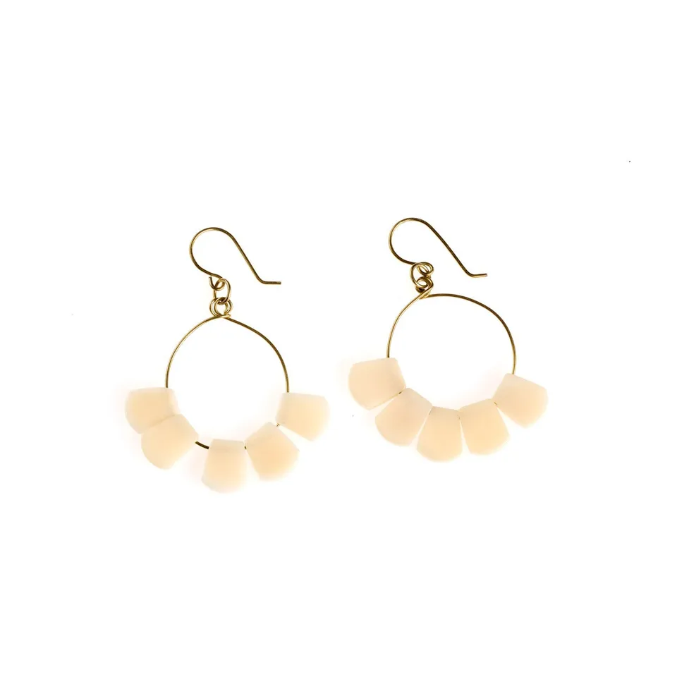 On Earth Cooperative Collection Nubes orecchini avorio h 5,5 cm tagua