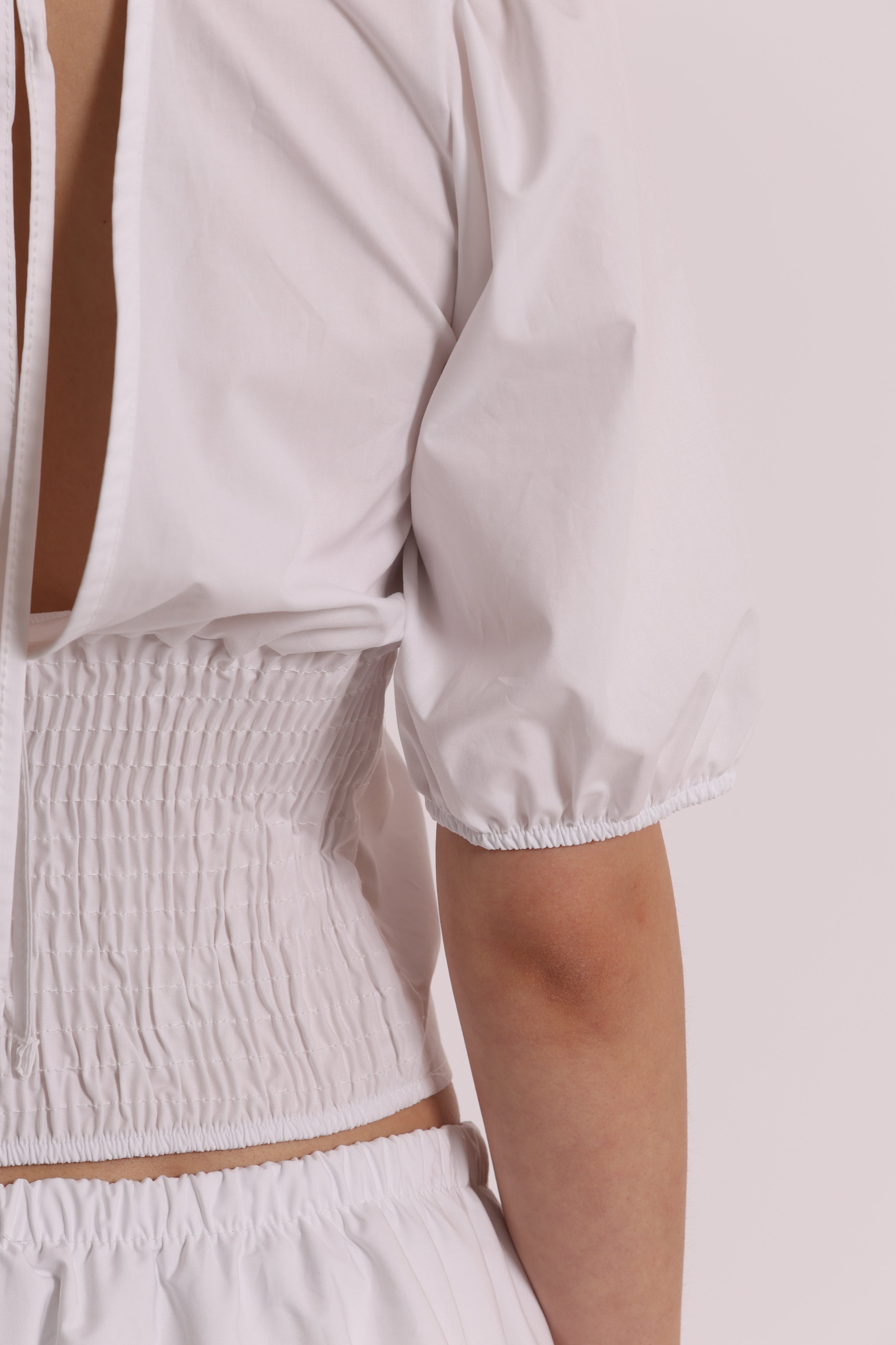 Mimi Mua Cropped Scollo V Blusa in Cotone