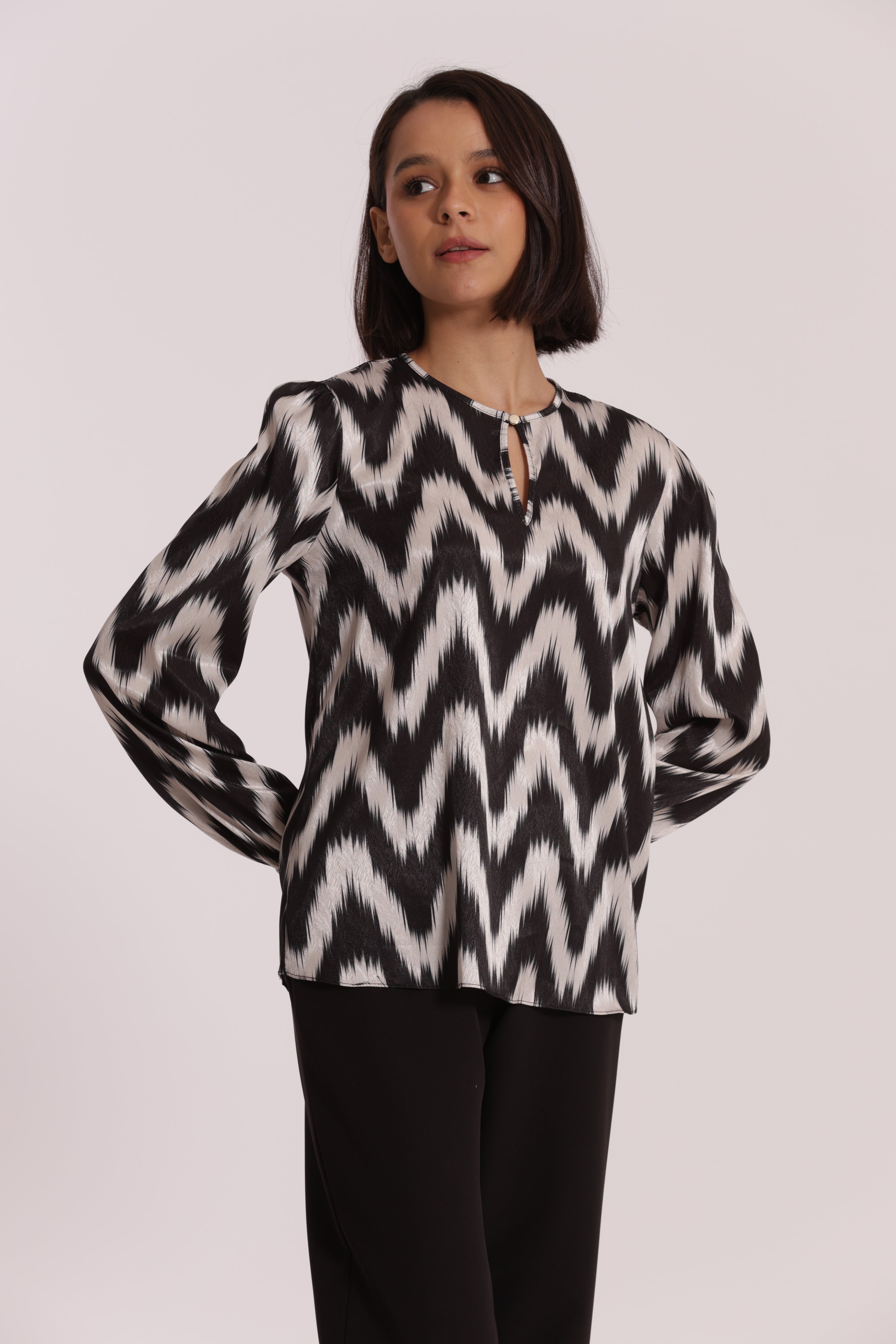 Mimi Mua Blusa Bottoncino Fantasia Chevron Nero Bianco