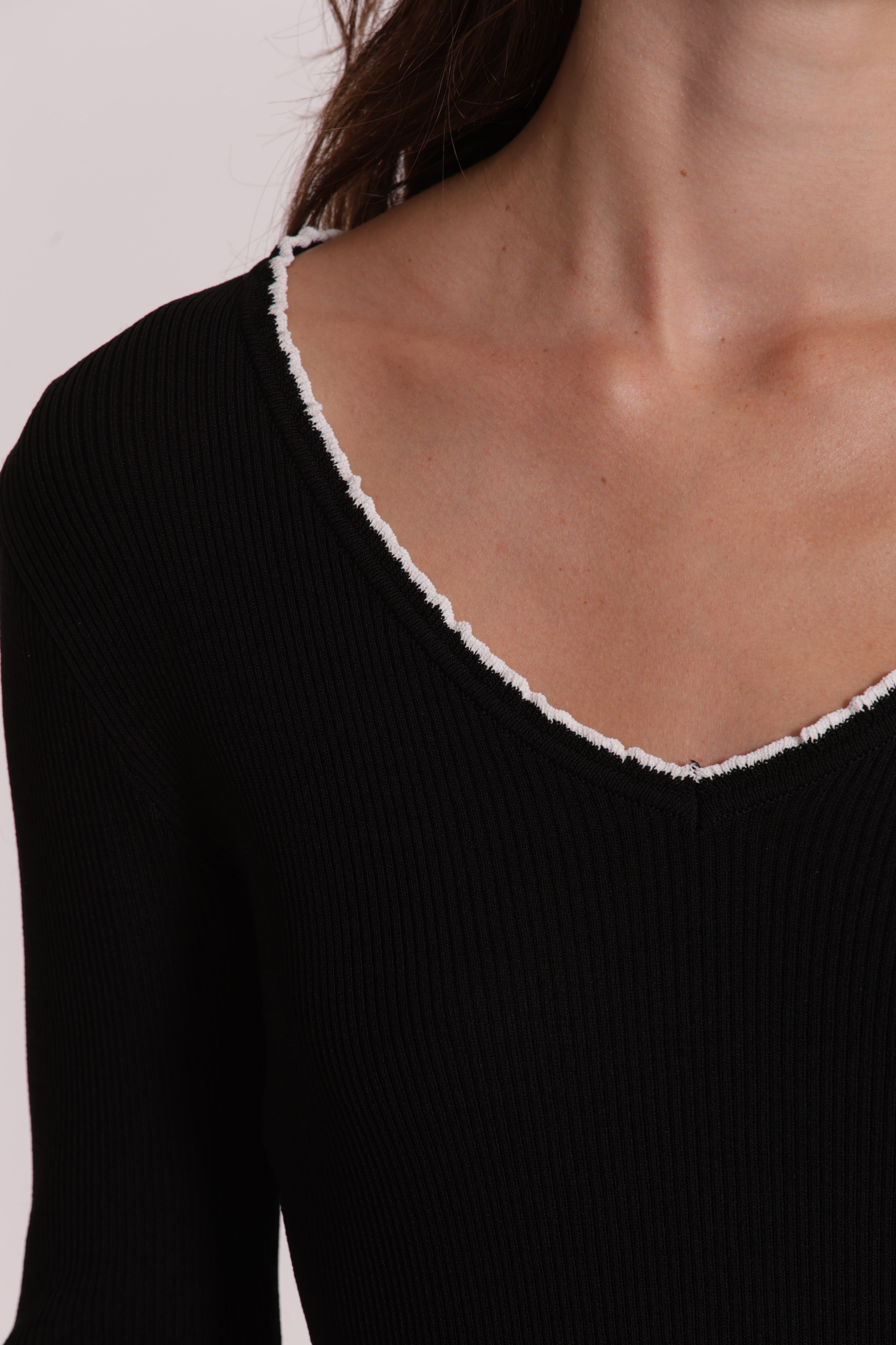 Mimi Mua Maglia Scollo V Bicolor maglia nero