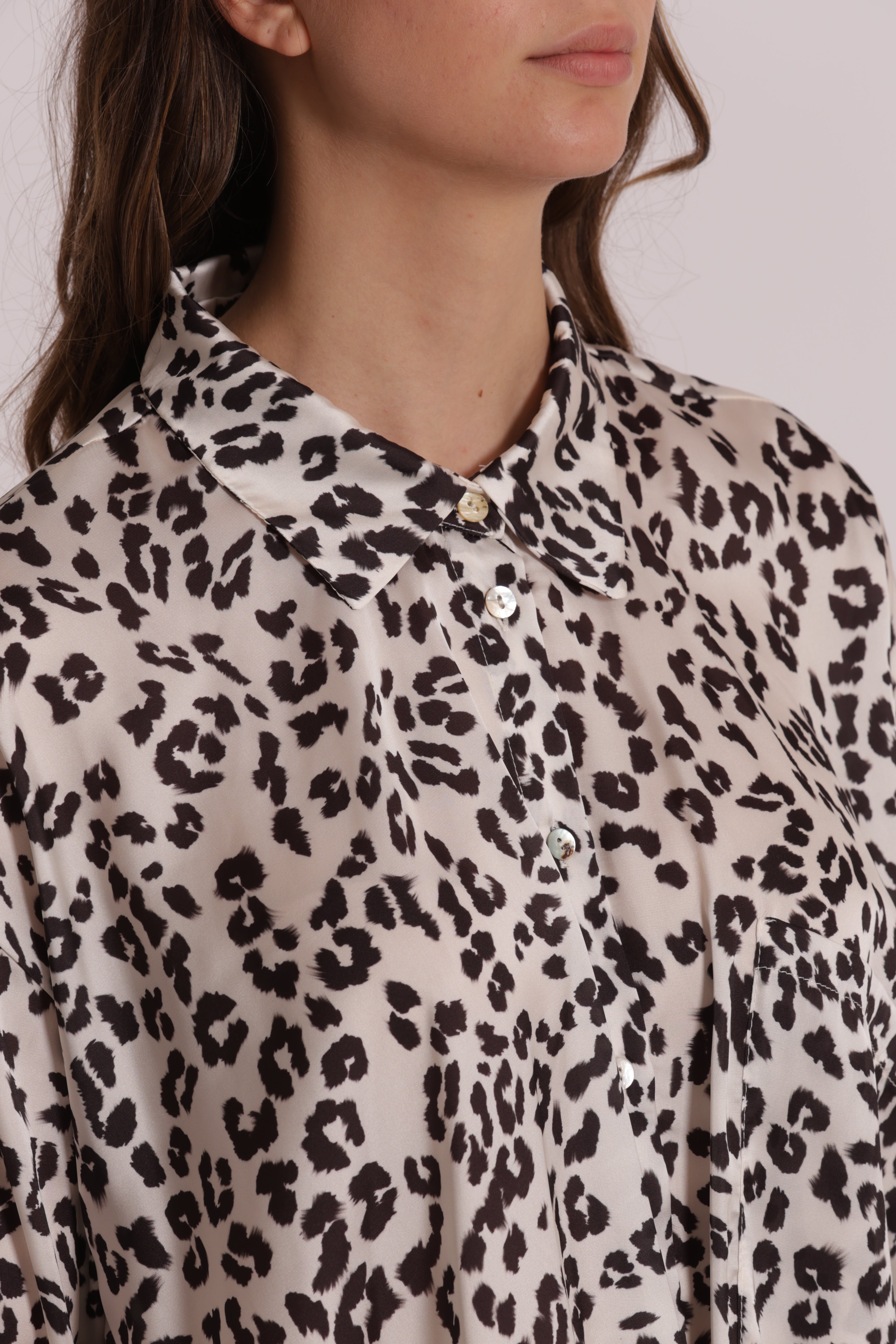 Mimi Mua Cropped Leopardata blusa nera riciclata