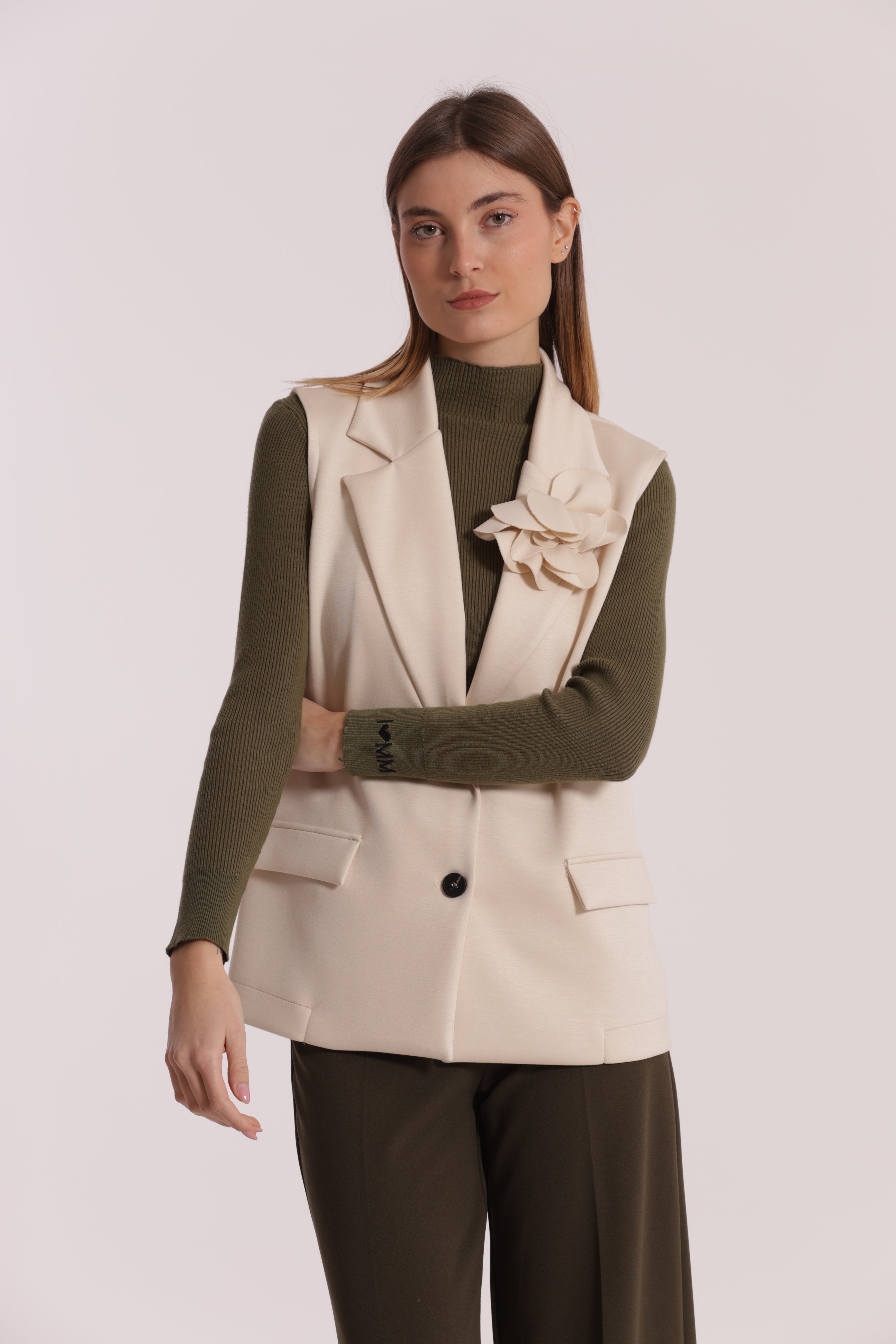 Mimi Mua gilet over neoprene con fiore nero