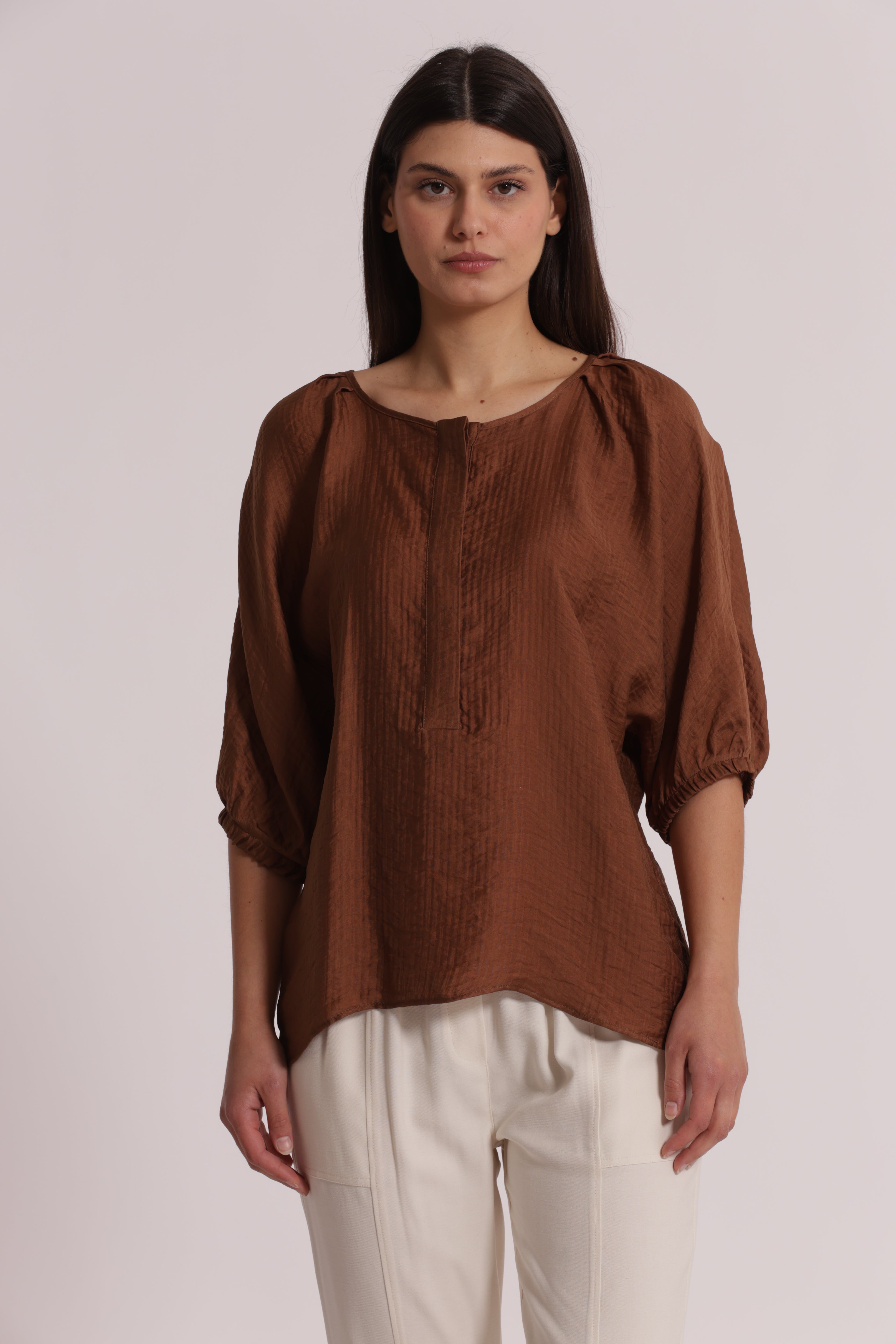Mimi Mua Blusa Over in Creponne Scollo Tondo e Maniche 3/4 Latte