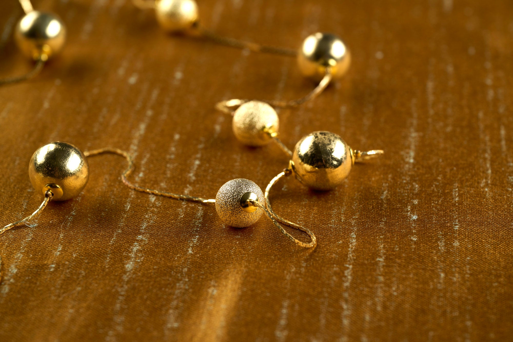 On Earth Cooperative Collection Festa collana ottone dorato 127 cm