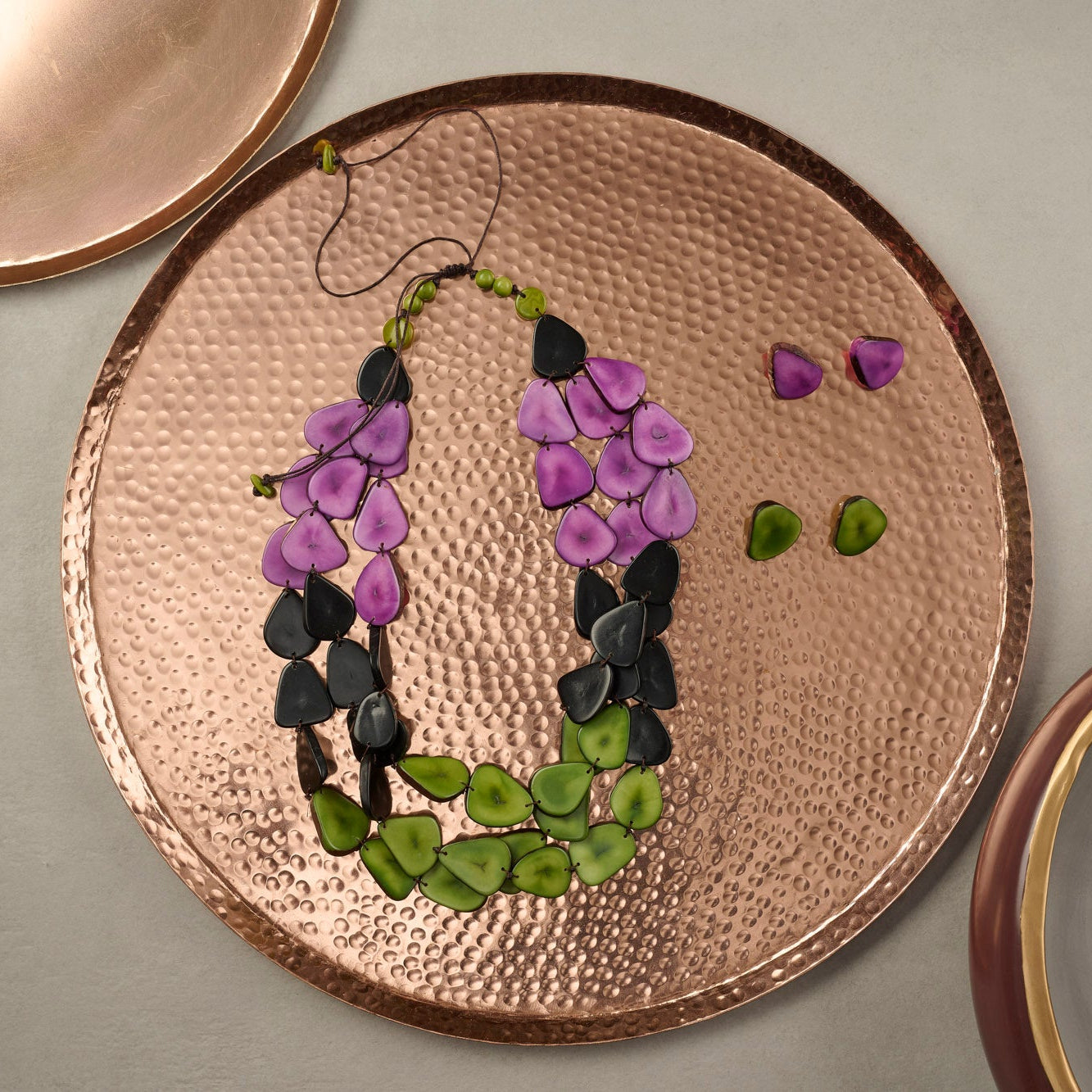 On Earth Cooperative Collection Dama orecchini tagua viola 2,5 cm