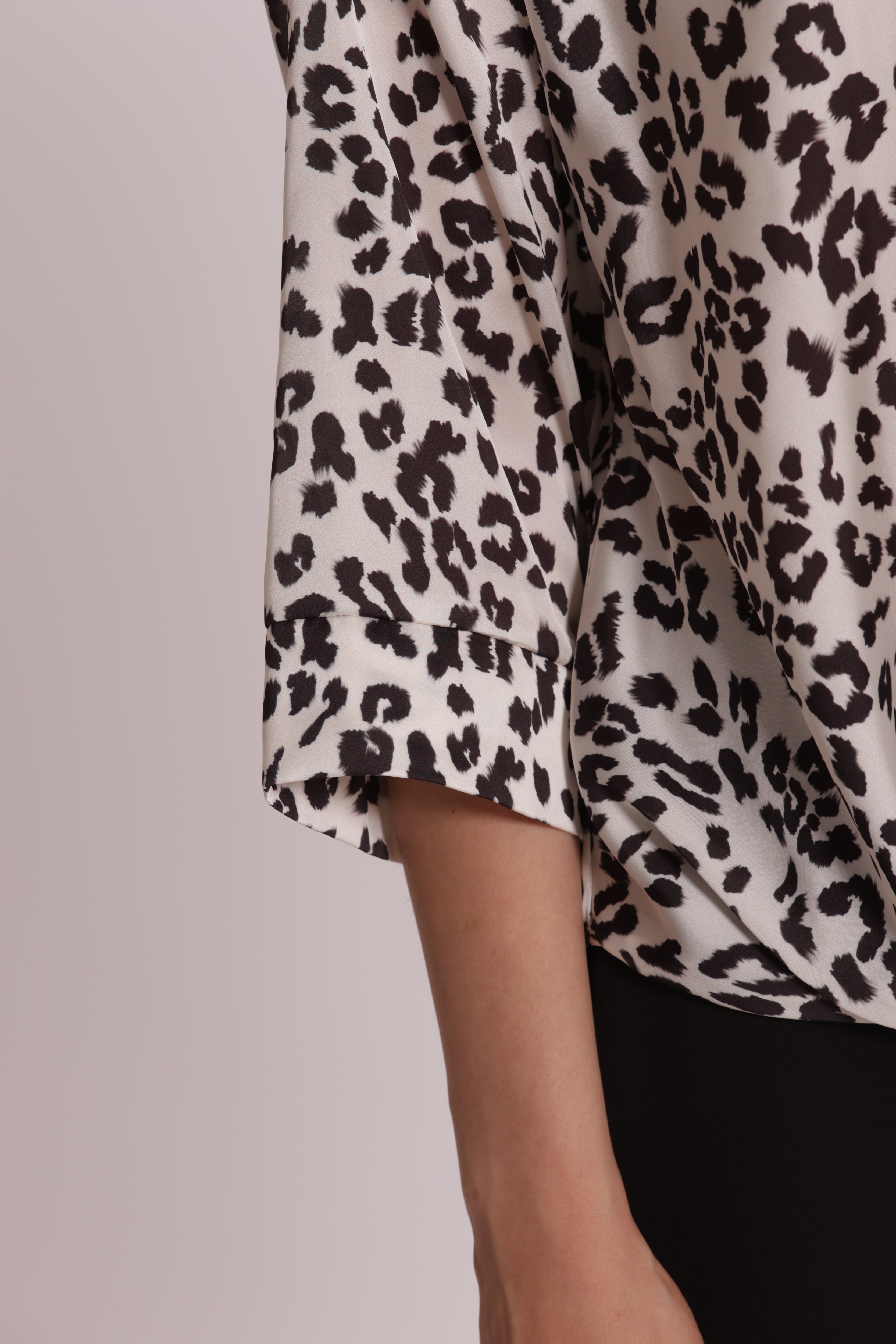 Mimi Mua Cropped Leopardata blusa nera riciclata