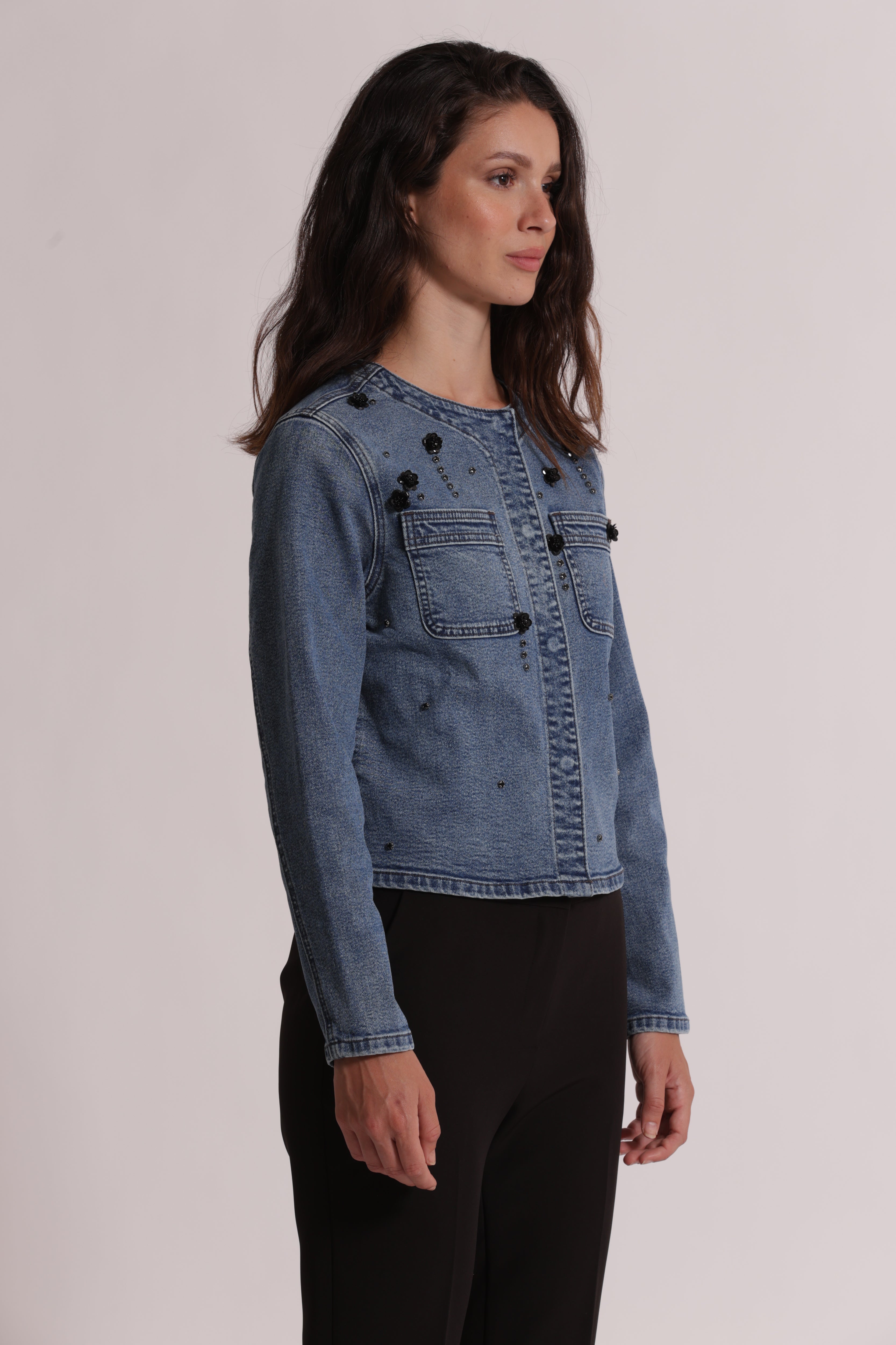 Mimi Mua Giacca Cropped in Denim con Applicazioni Floreali Blu Chiaro