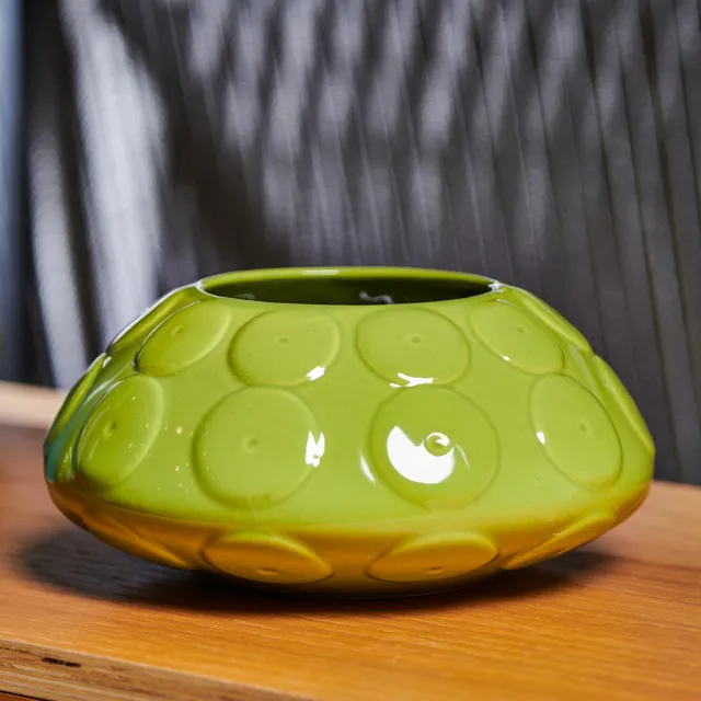 On Earth Cooperative Collection Echini vaso verde ceramica basso