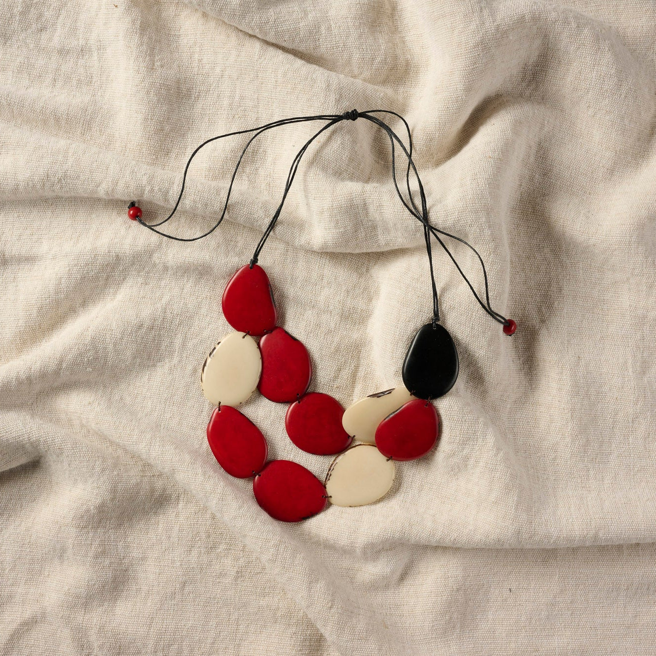 On Earth Cooperative Collection Carambola collana tagua rossa 65 cm