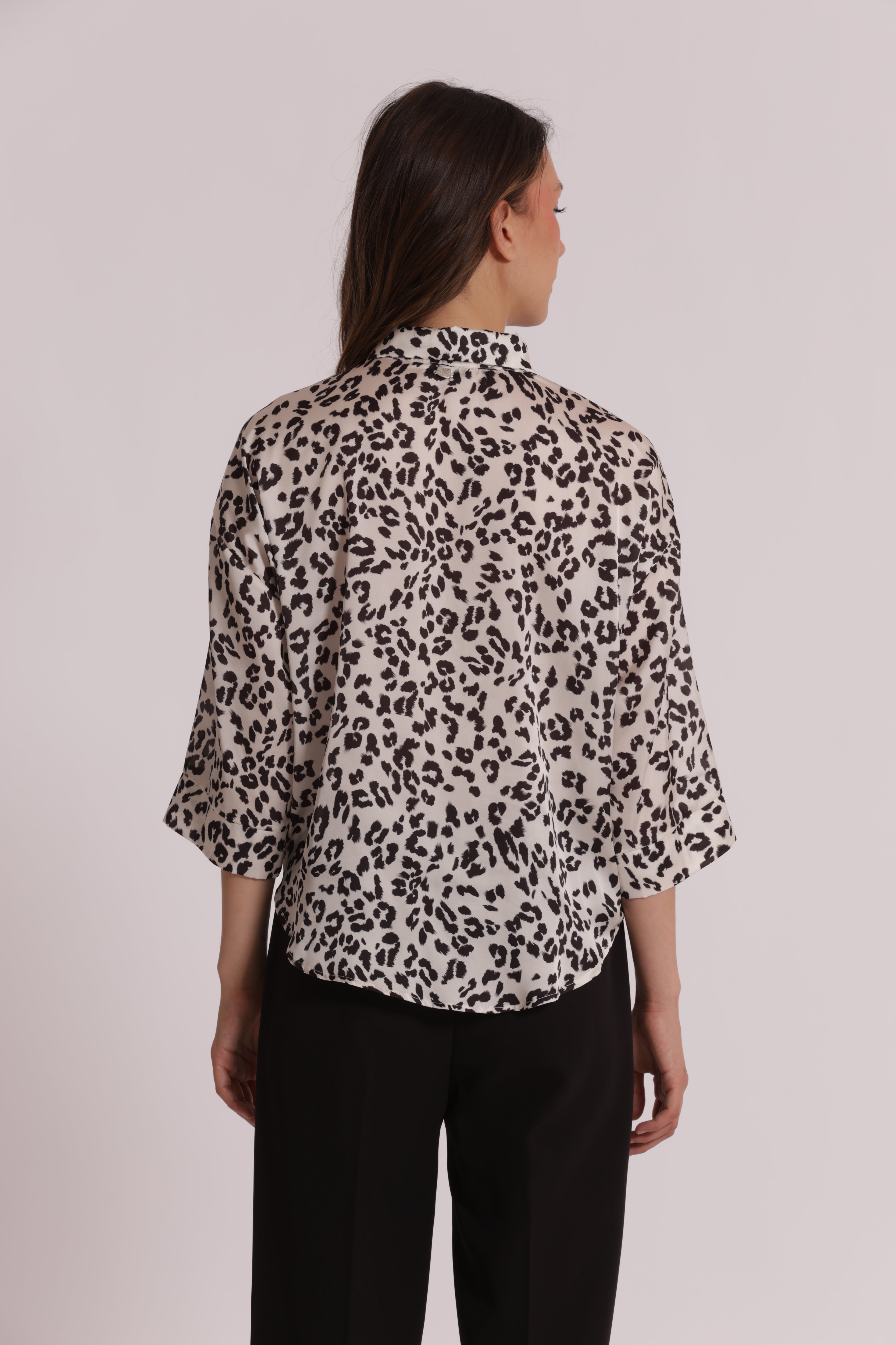 Mimi Mua Cropped Leopardata blusa nera riciclata