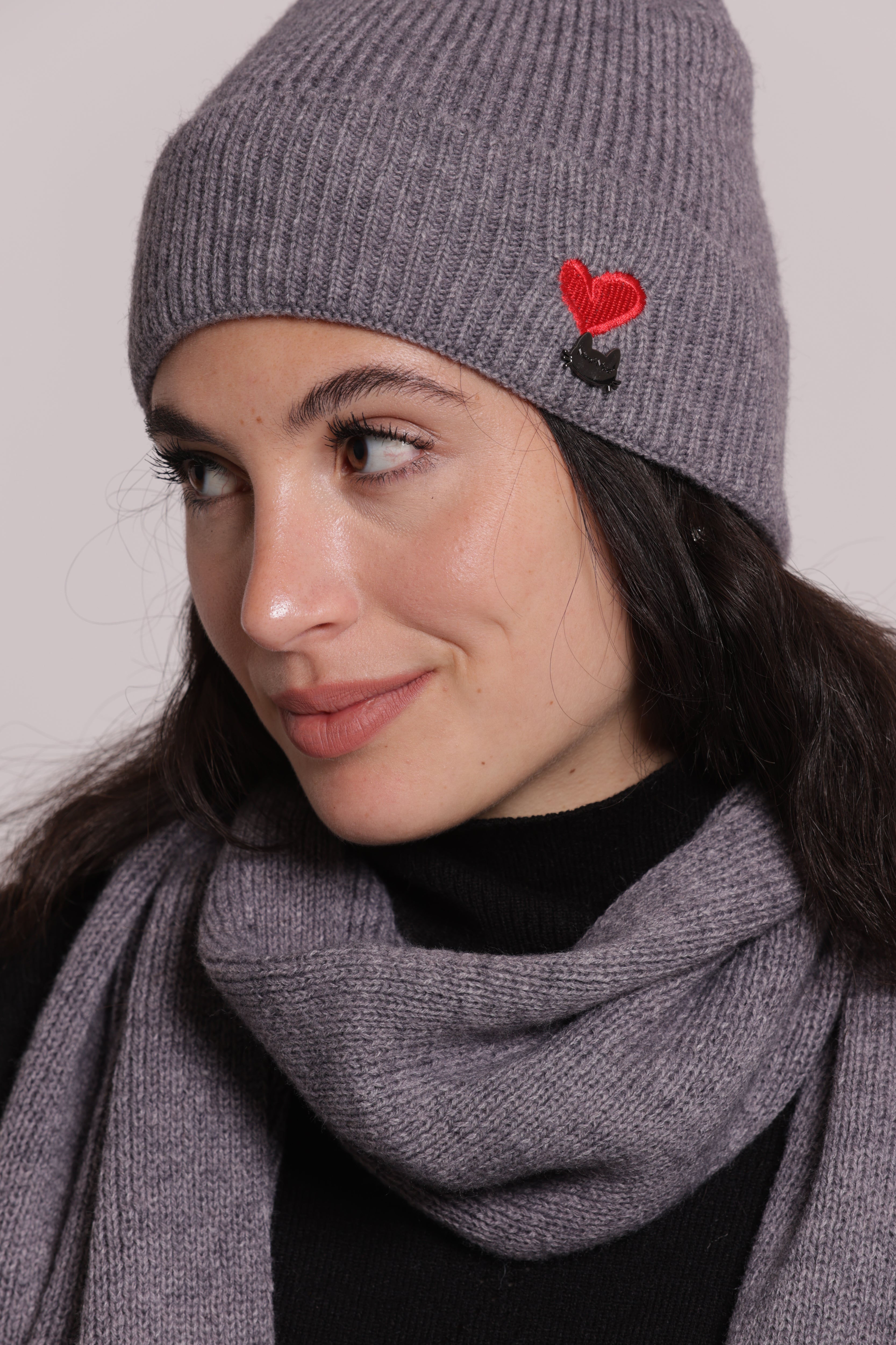 Mimi Mua berretto cuore ricamato nero caldo