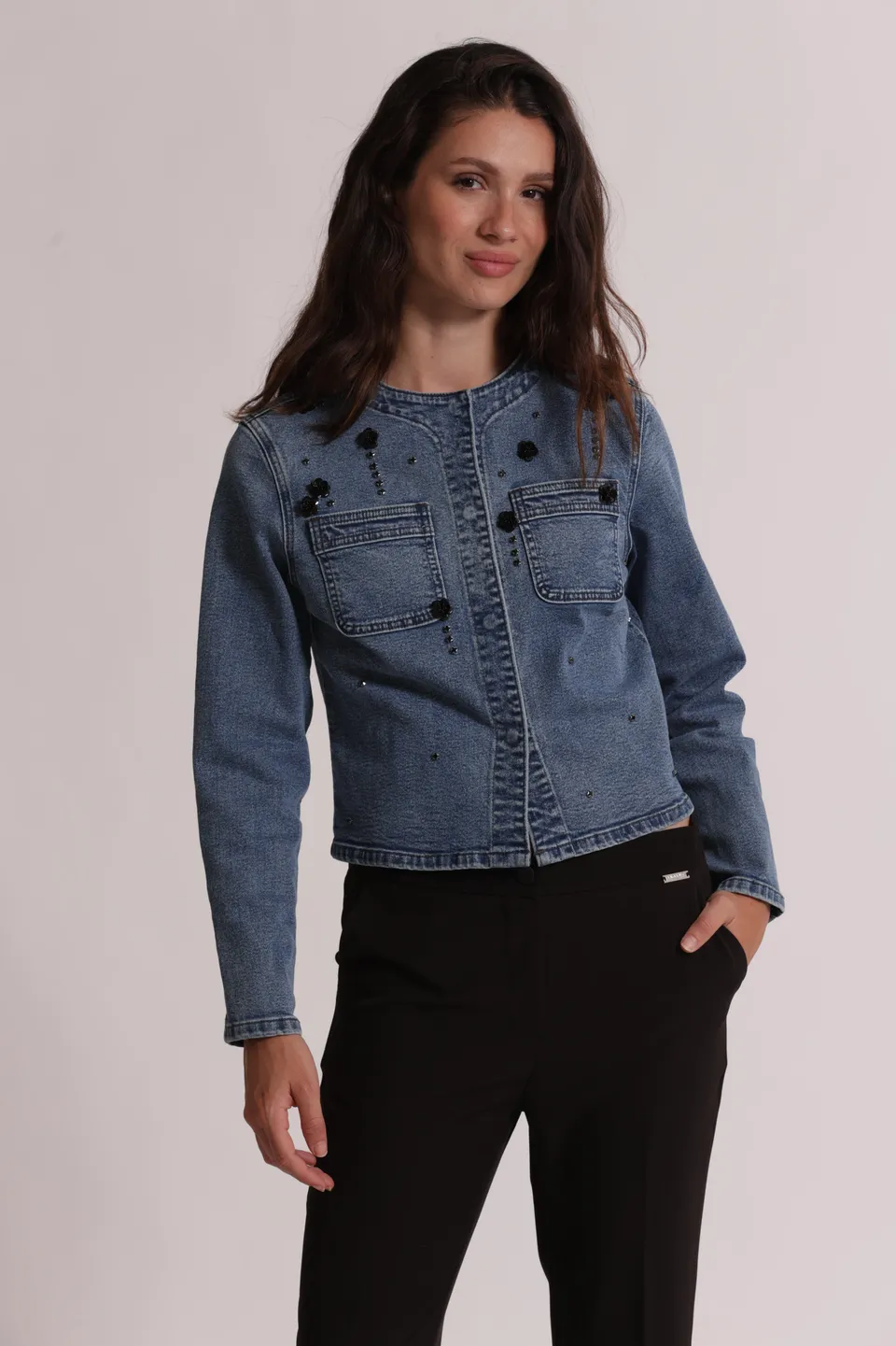 Mimi Mua Giacca Cropped in Denim con Applicazioni Floreali Blu Chiaro