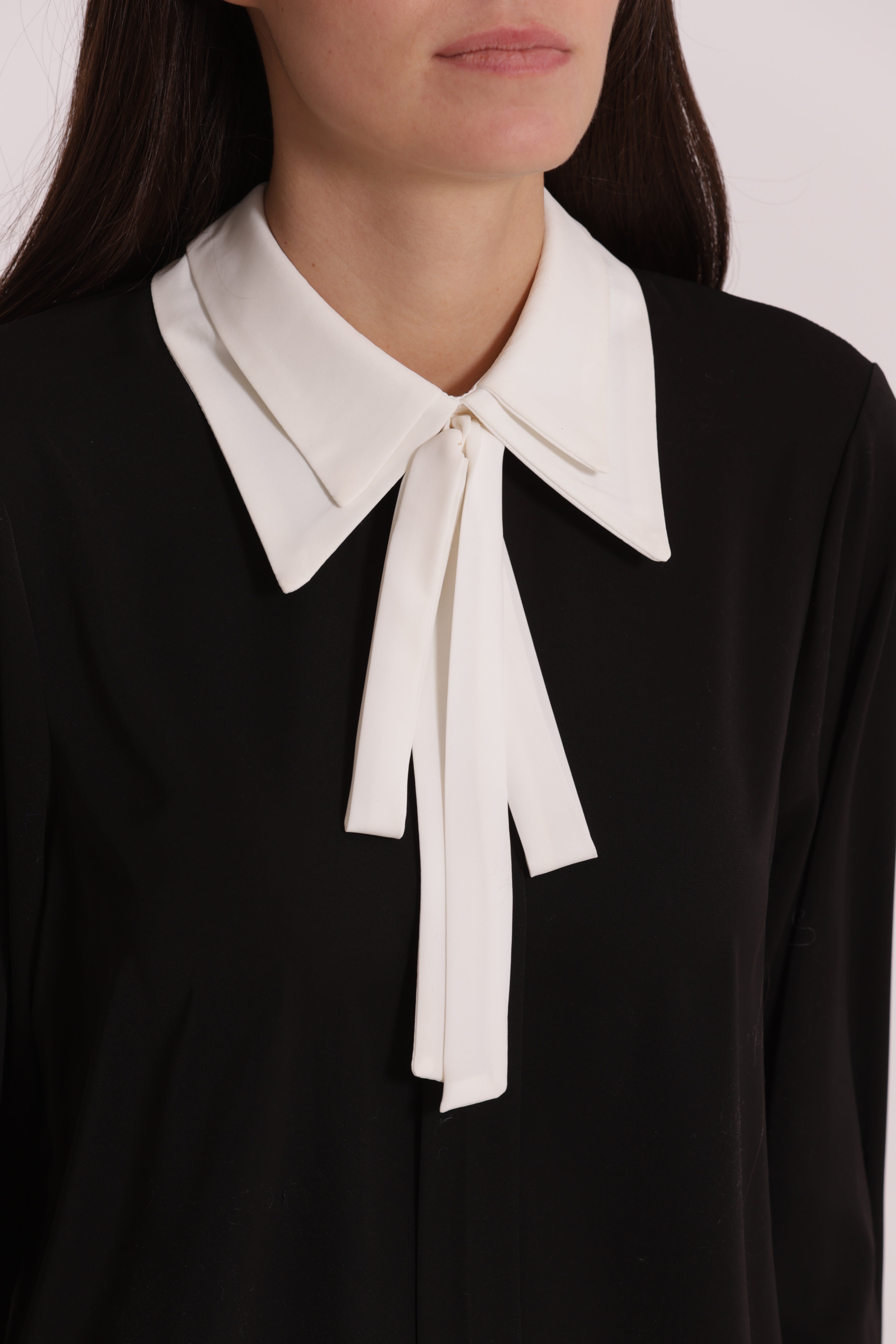 Mimi Mua blusa con colletto e fiocco bianco nero