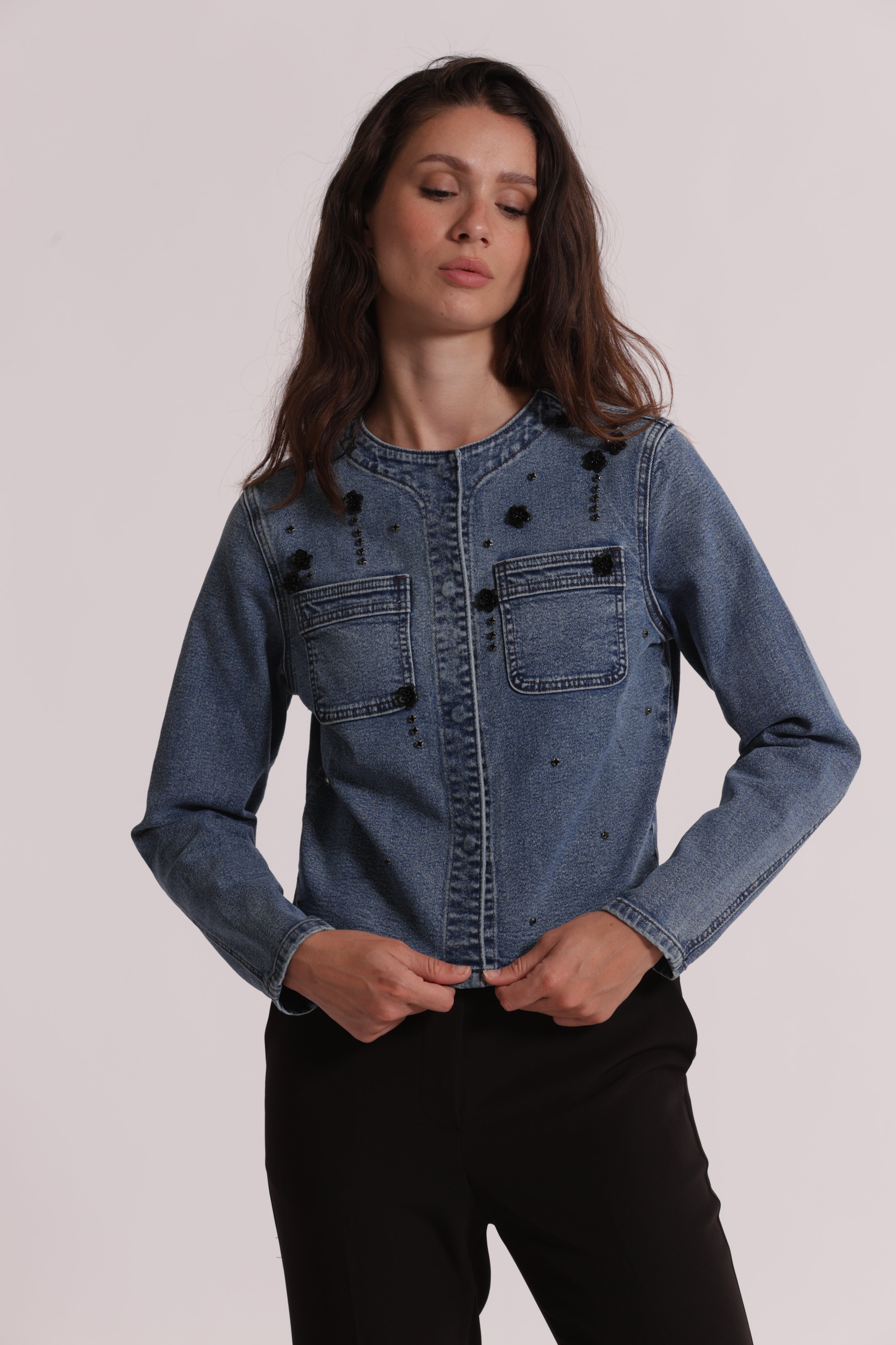 Mimi Mua Giacca Cropped in Denim con Applicazioni Floreali Blu Chiaro