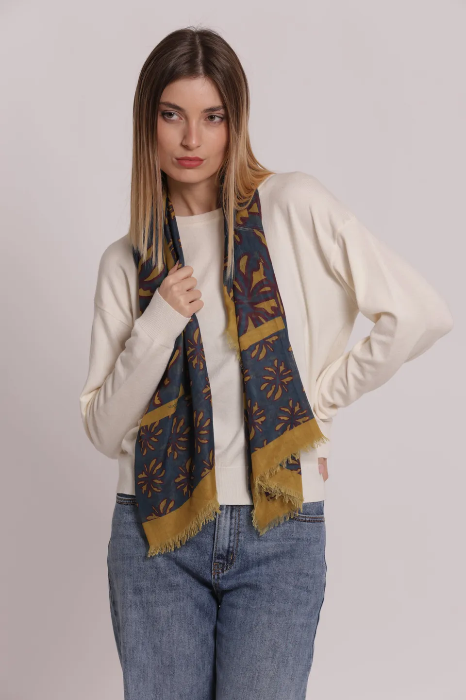 Mimi Mua Foulard Flower Bottom 135x135 Nero