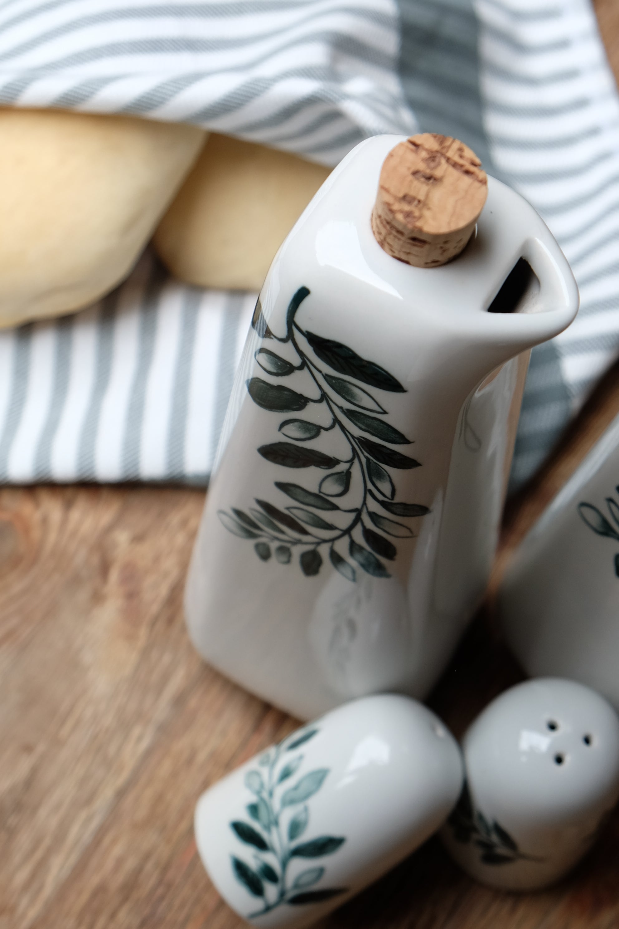 On Earth Cooperative Collection Ulivo bottiglia ceramica verde