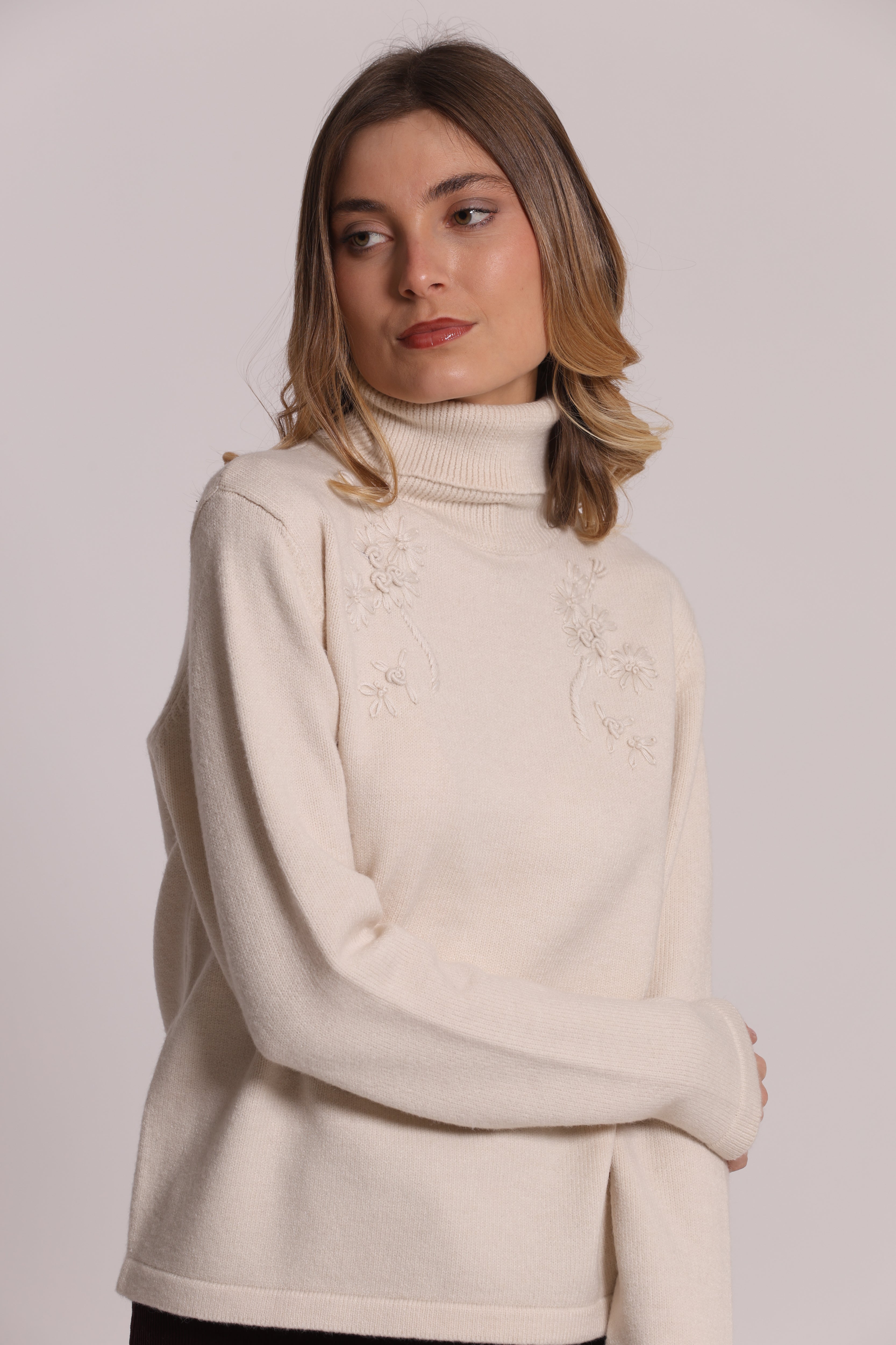 Mimi Mua Maglia Collo Alto Ricami Floreali Nera