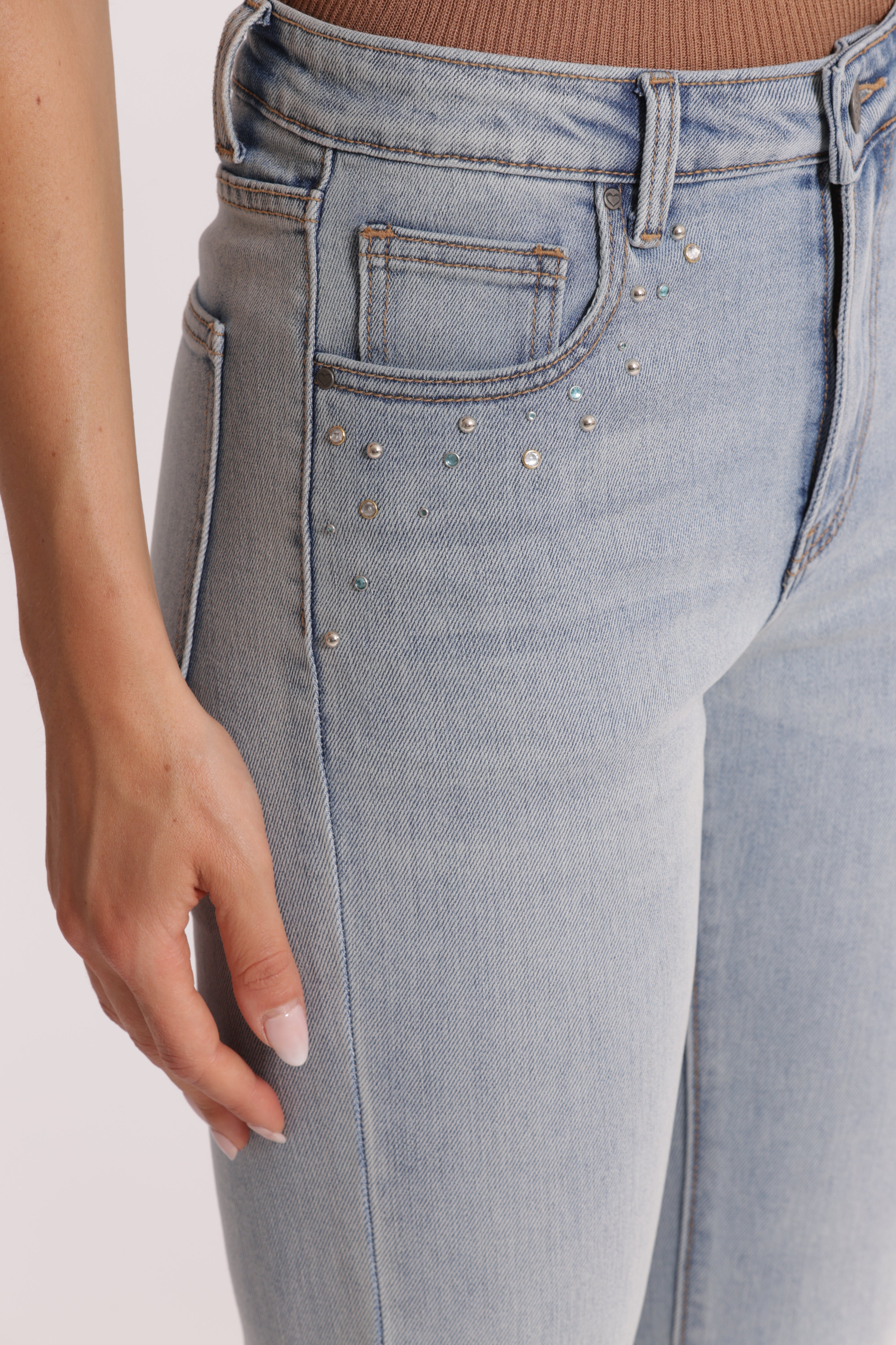 Mimi Mua jeans zampa dettaglio gioiello blu chiaro
