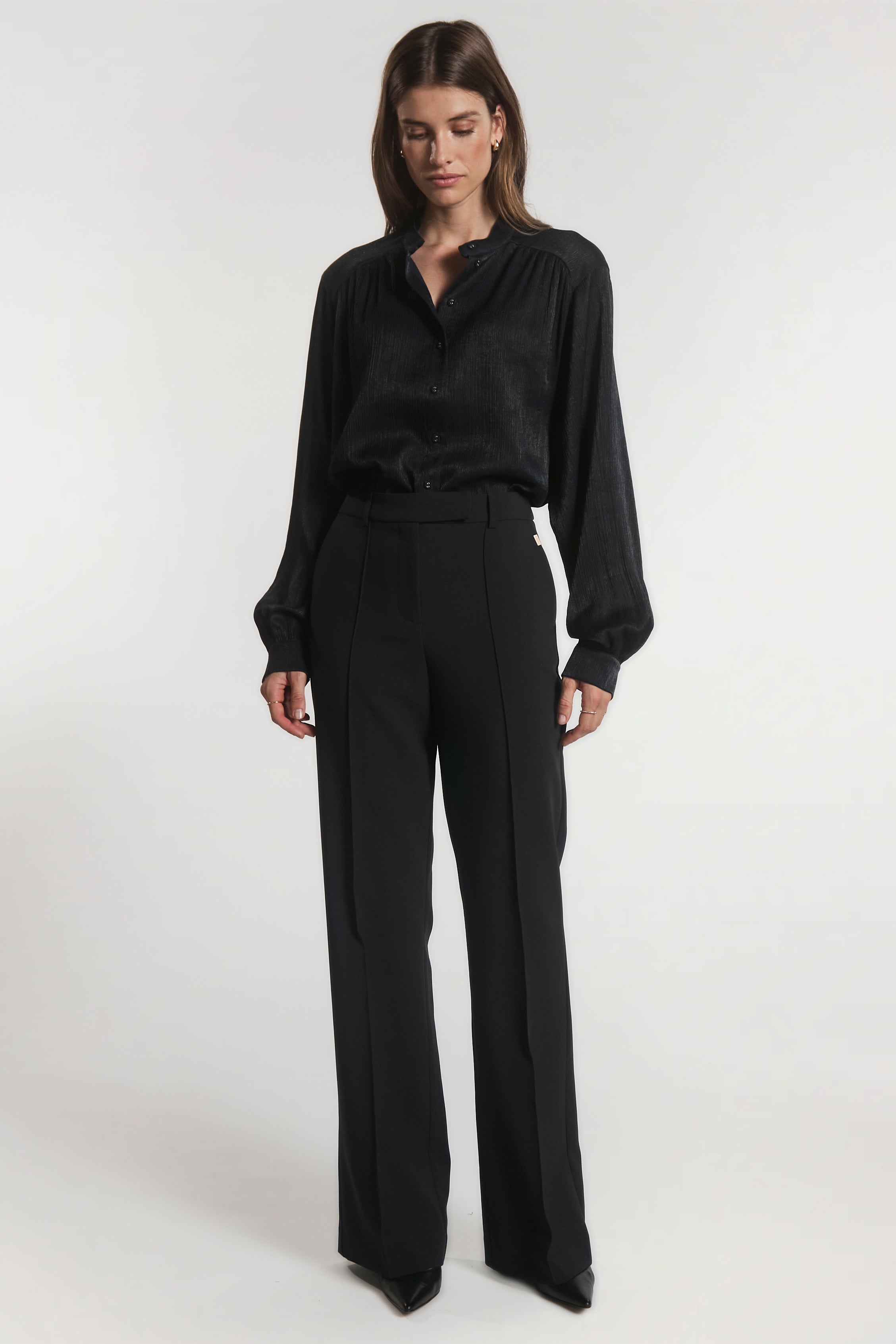 Aaiko Liv camicia nera collo senza revers fluida