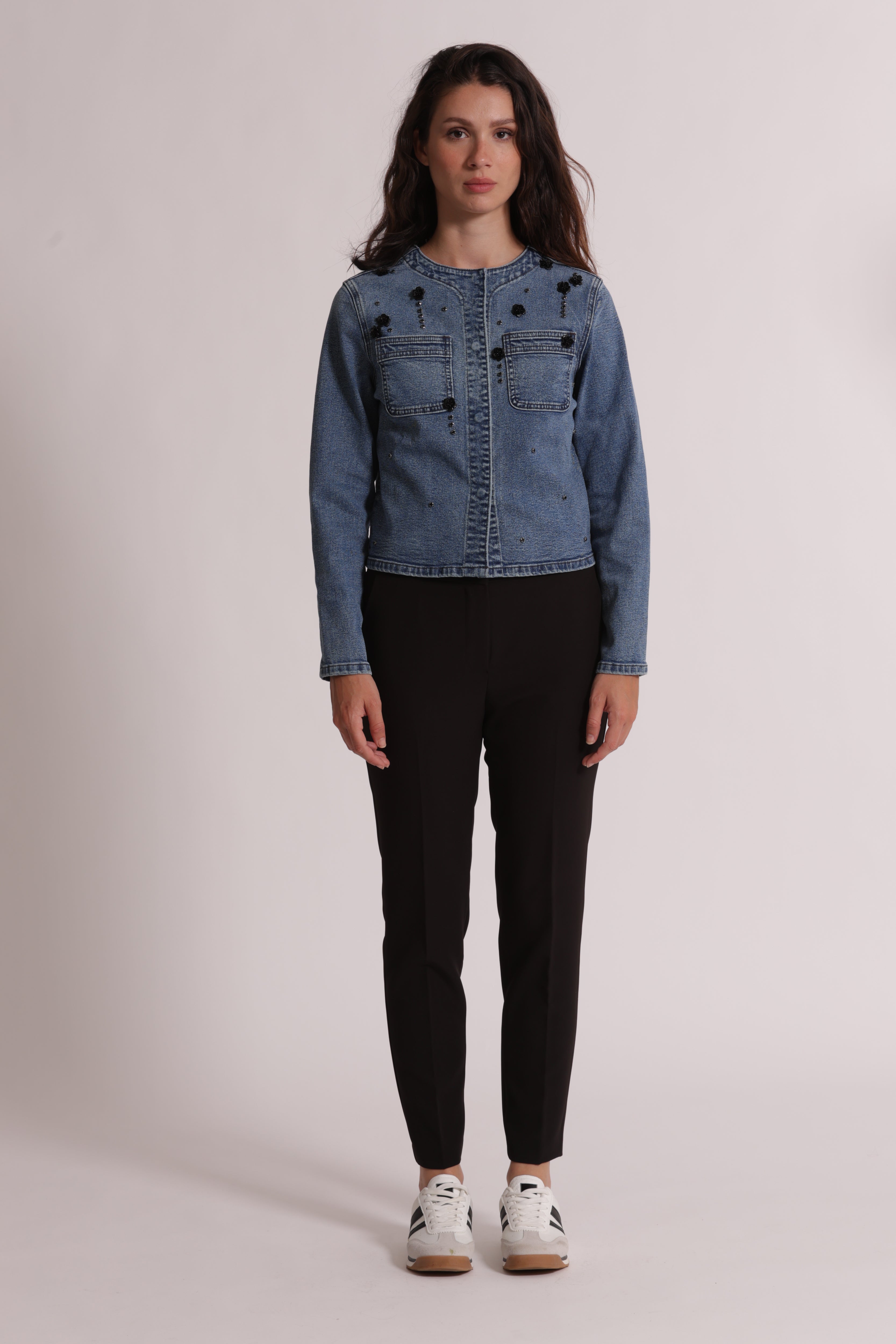 Mimi Mua Giacca Cropped in Denim con Applicazioni Floreali Blu Chiaro