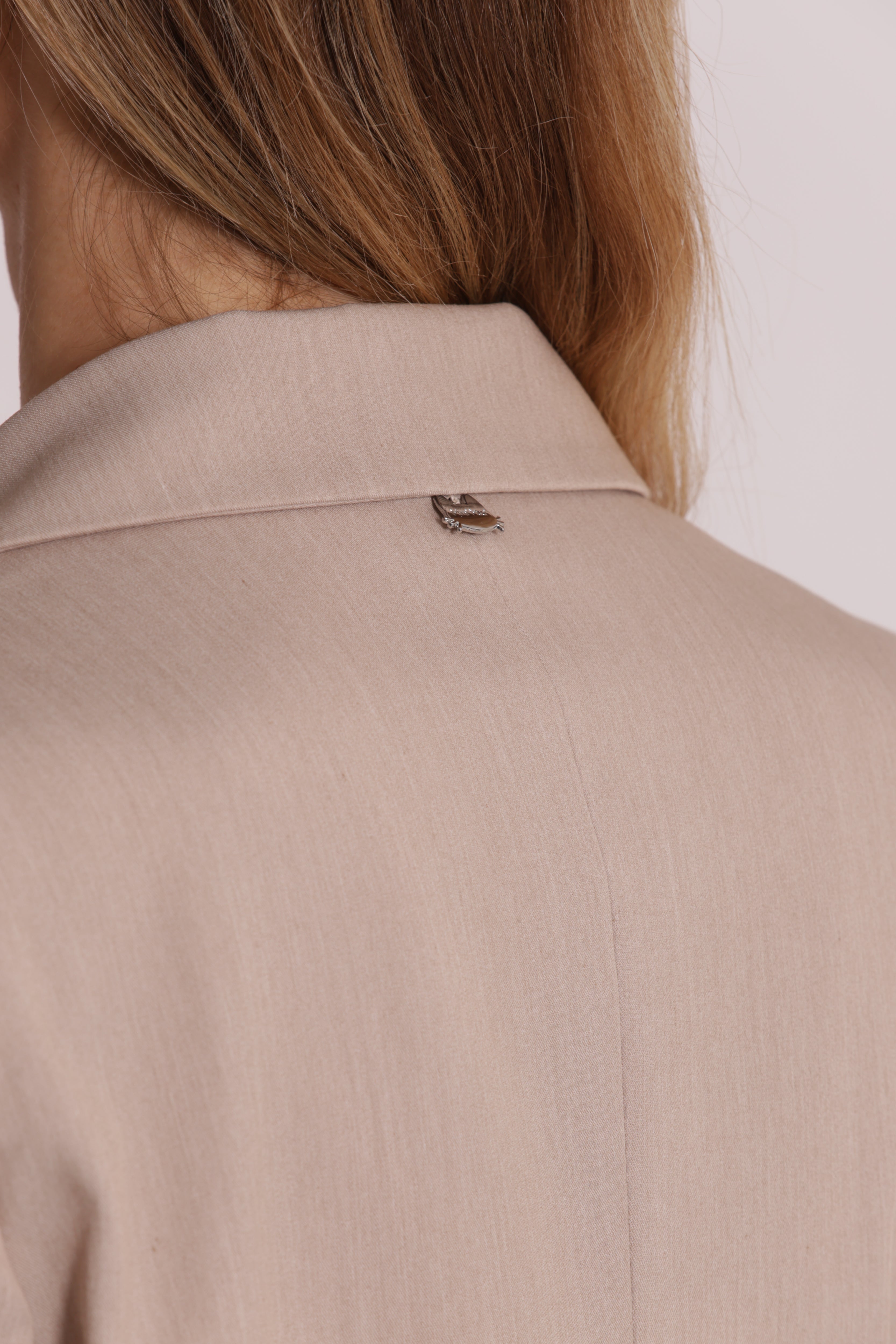 Mimi Mua giacca scritta frontale beige elasticizzata