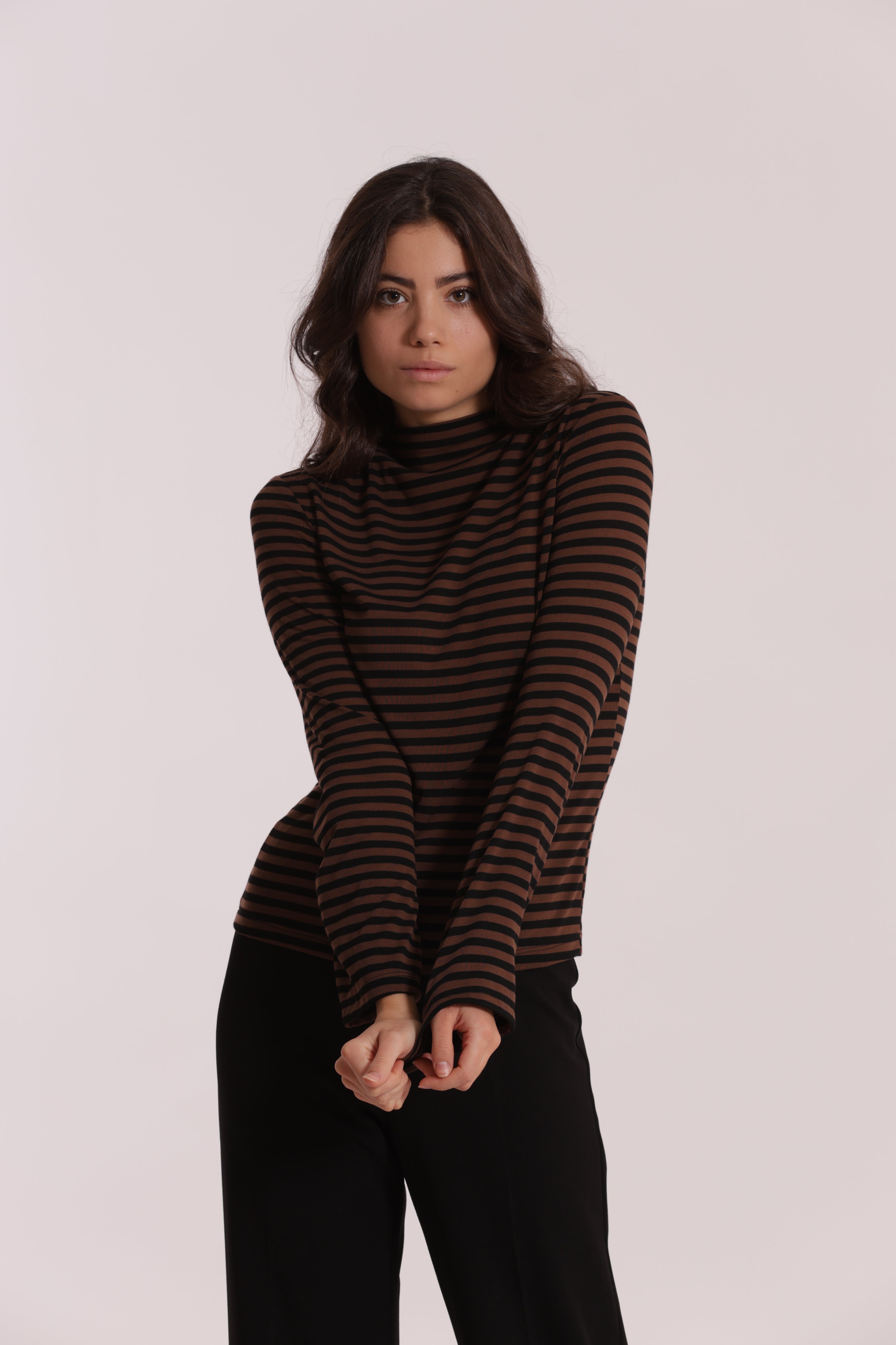 Mimi Mua Maglia Collo Vulcano a Righe Nero Grigio