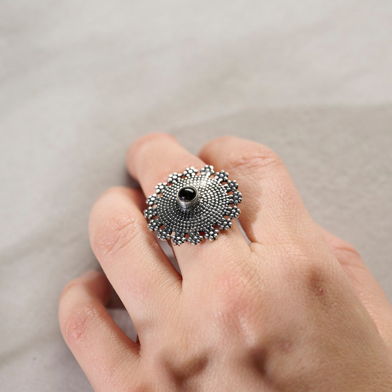 On Earth Mantra anello ottone onice regolabile