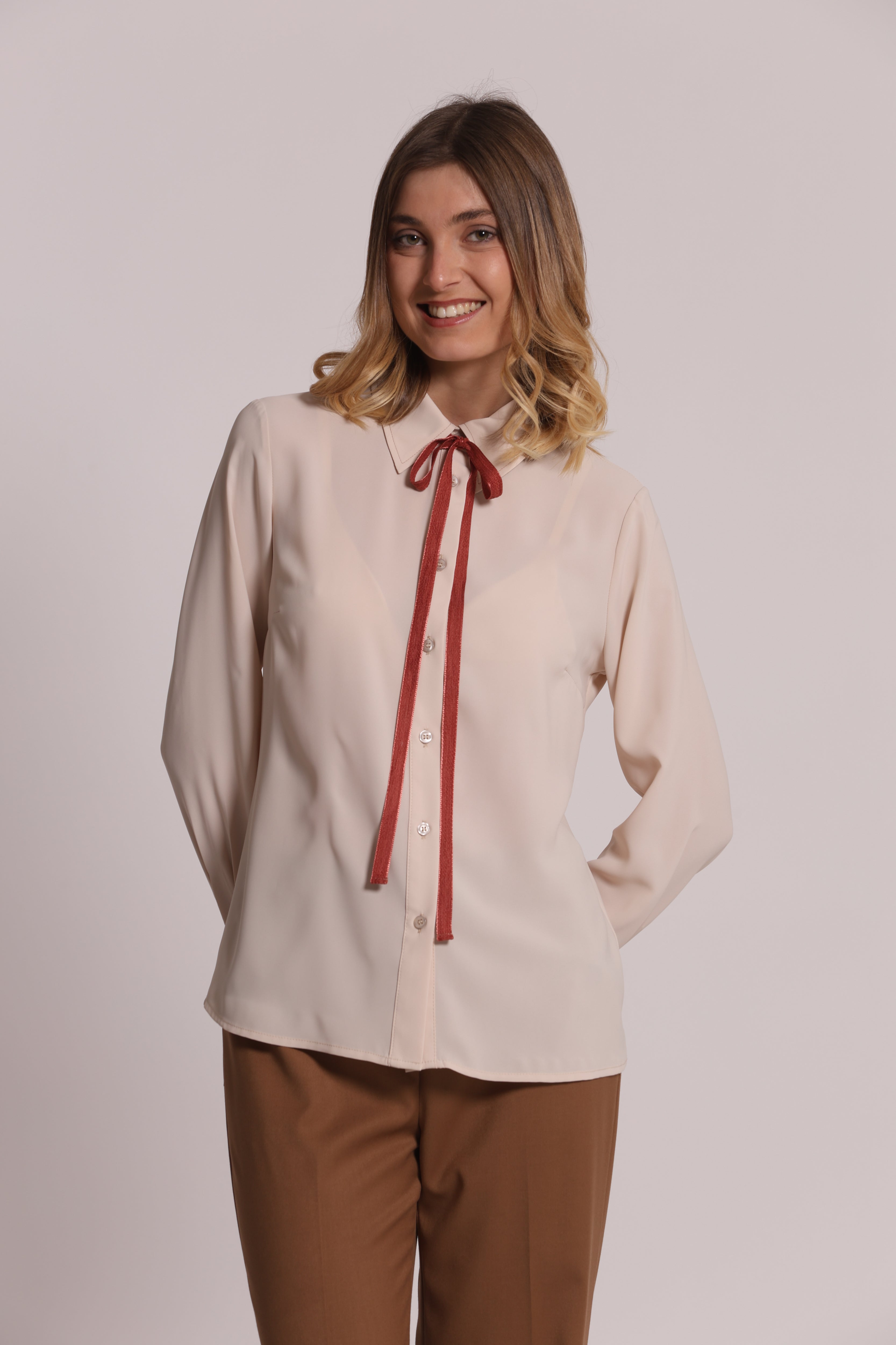 Mimi Mua Camicia in Silkhand con Fiocco Nera