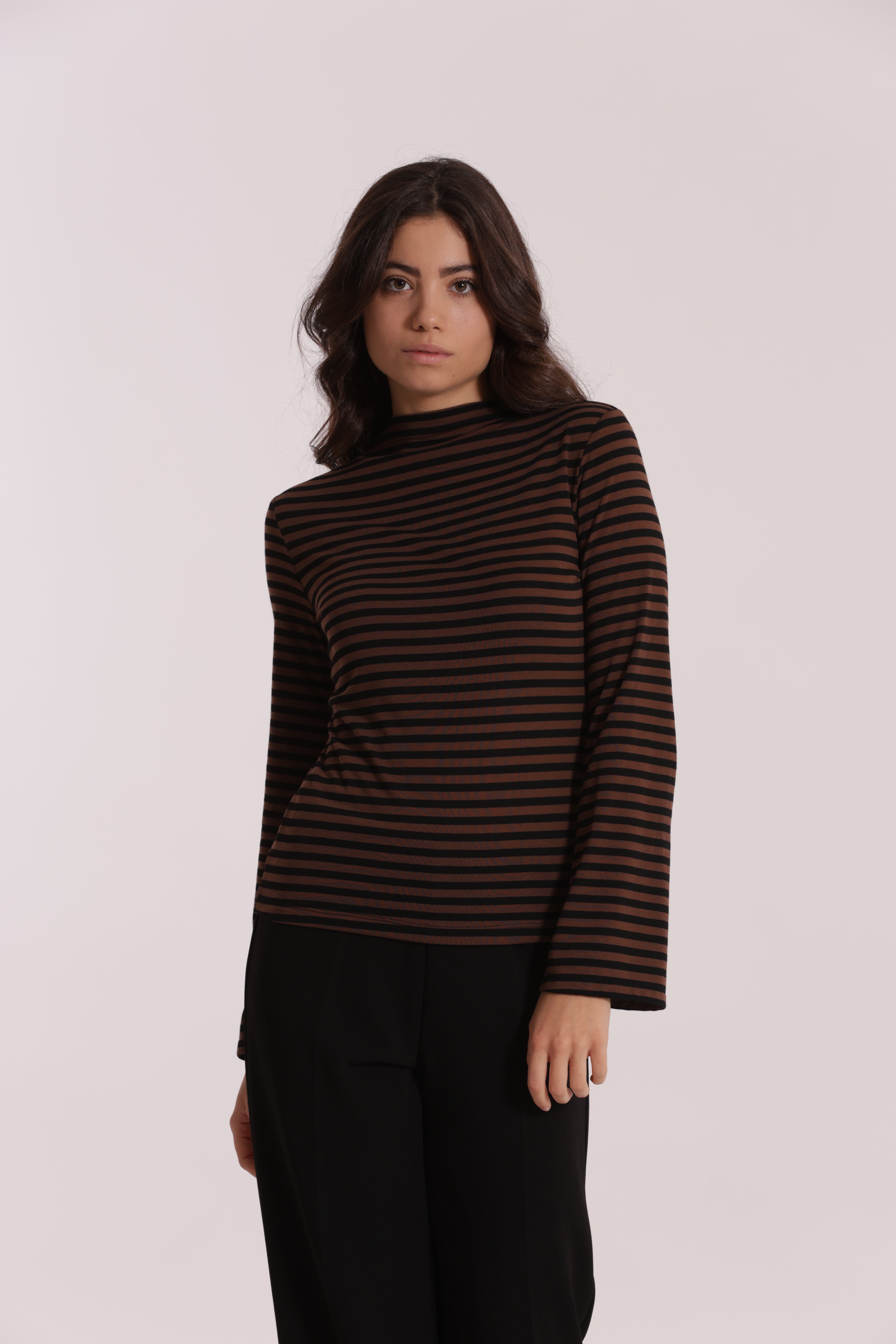 Mimi Mua Maglia Collo Vulcano a Righe Nero Grigio