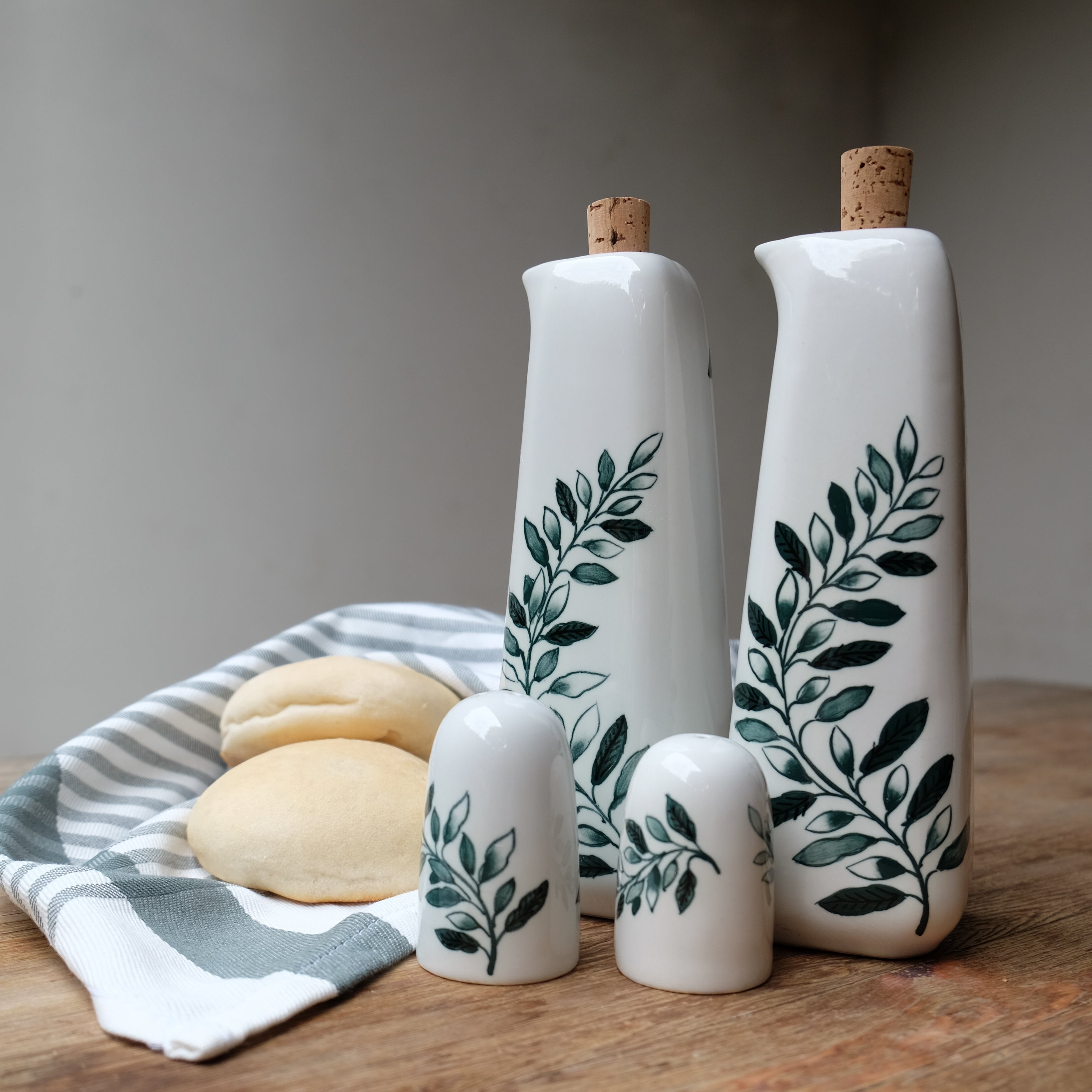 On Earth Cooperative Collection Ulivo bottiglia ceramica verde
