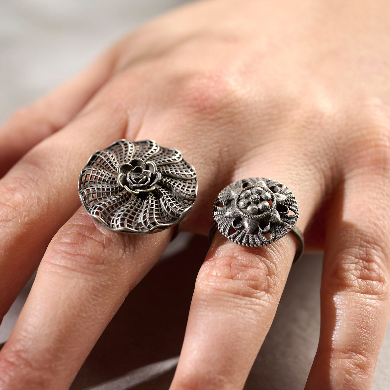 On Earth Cooperative Collection Ascolto anello ottone argentato regolabile