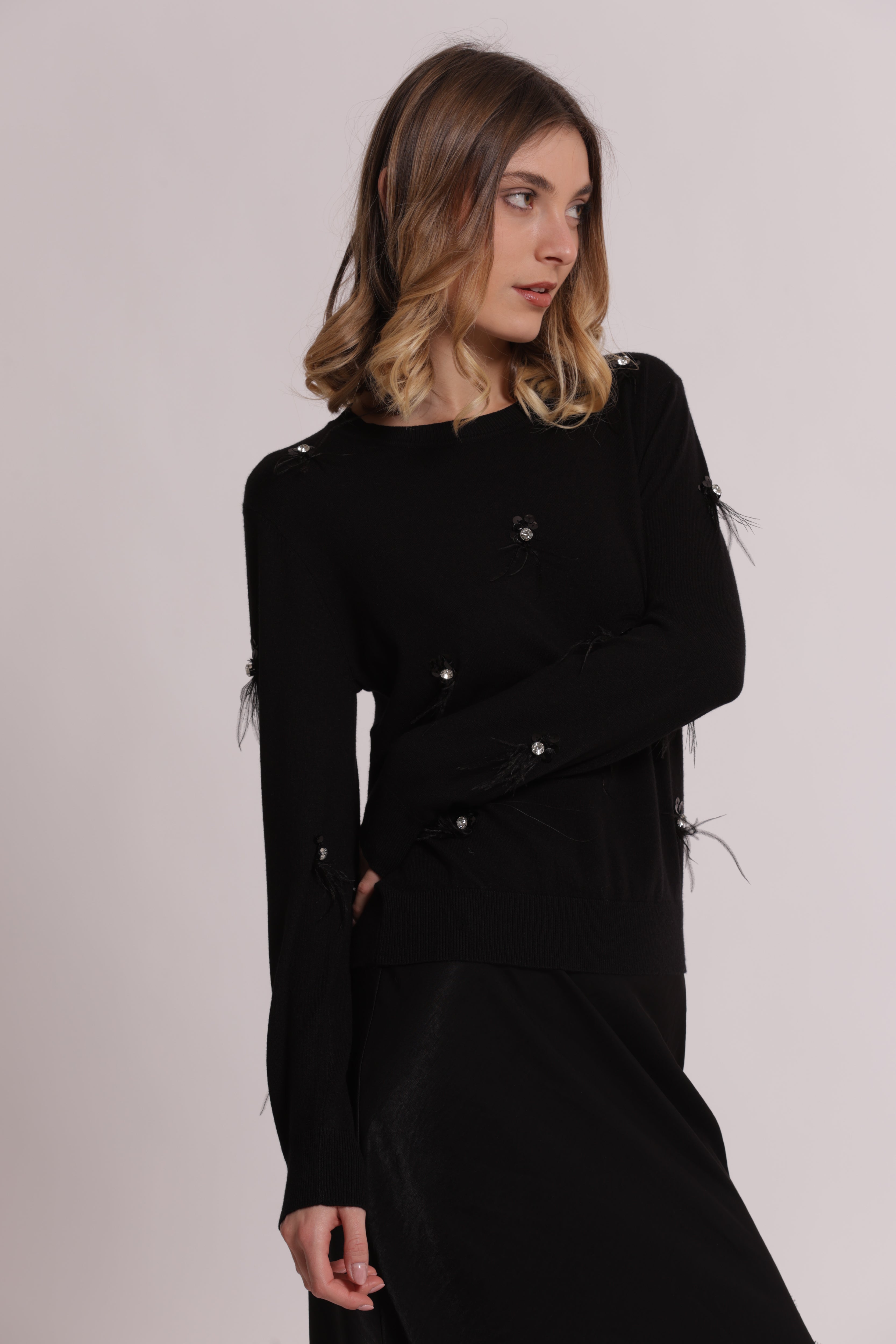 Mimi Mua Maglia Scollo Tondo con Piume Nera