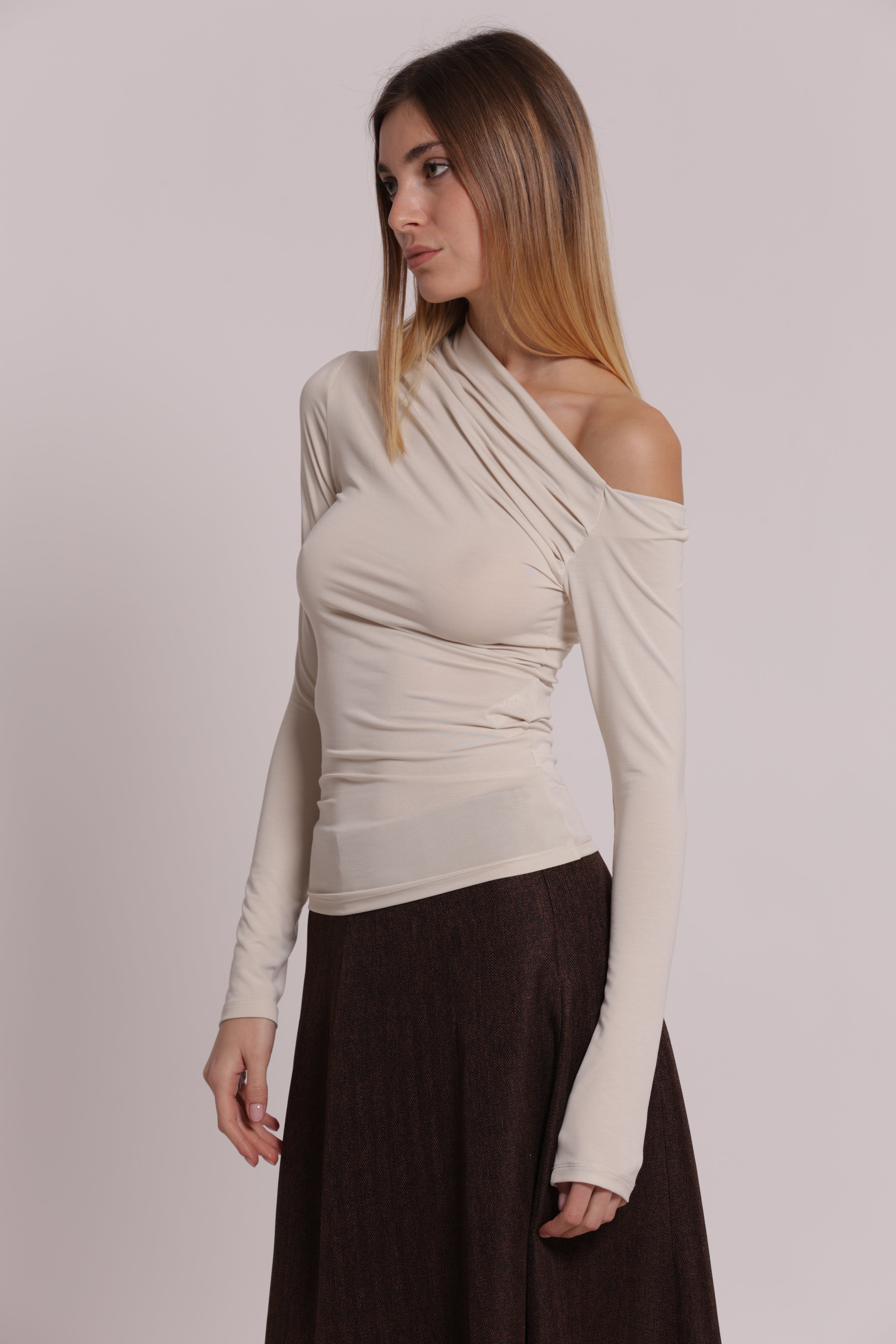 Mimi Mua Blusa Scollo Asimmetrico Nero