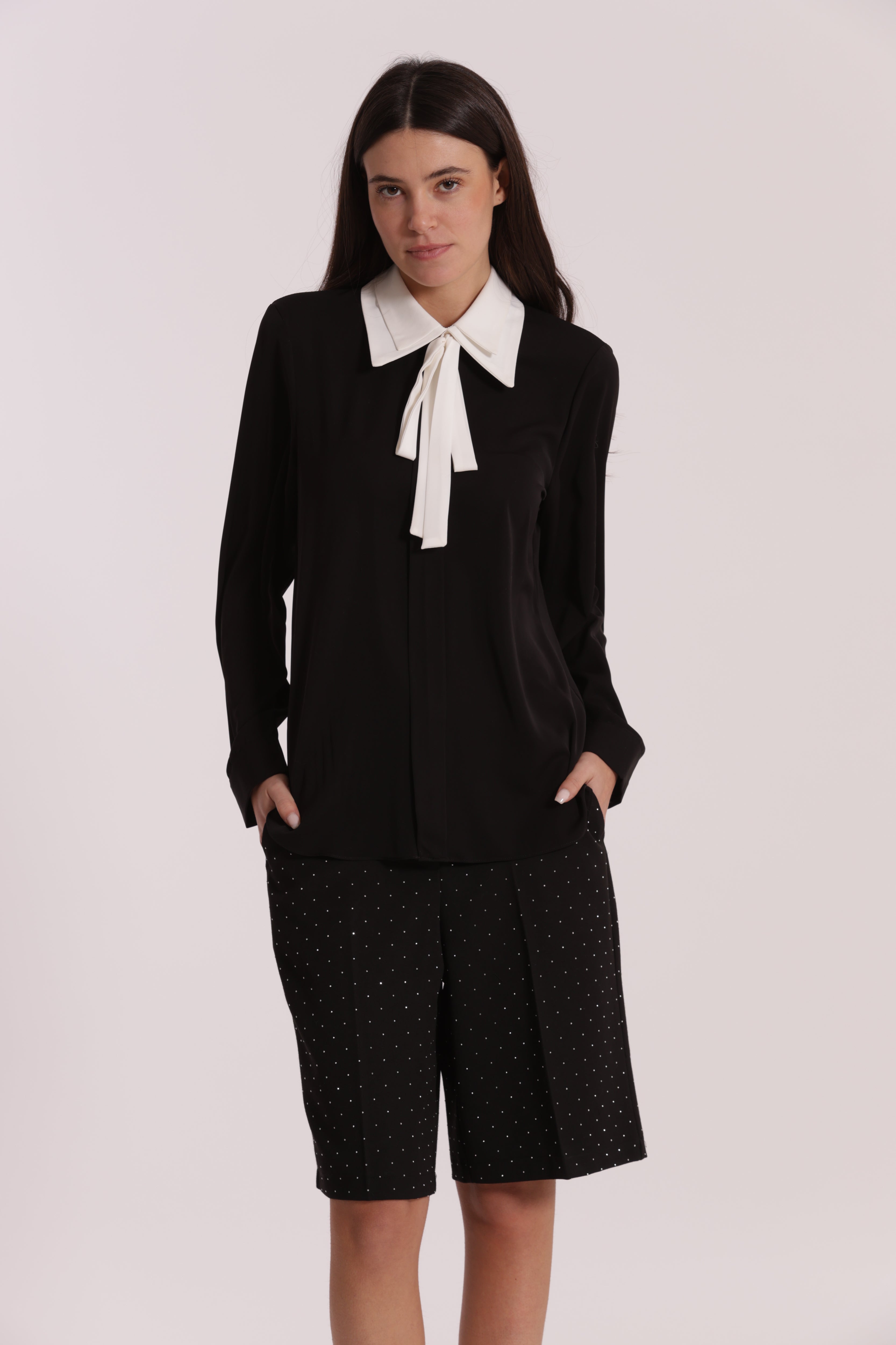 Mimi Mua blusa con colletto e fiocco bianco nero