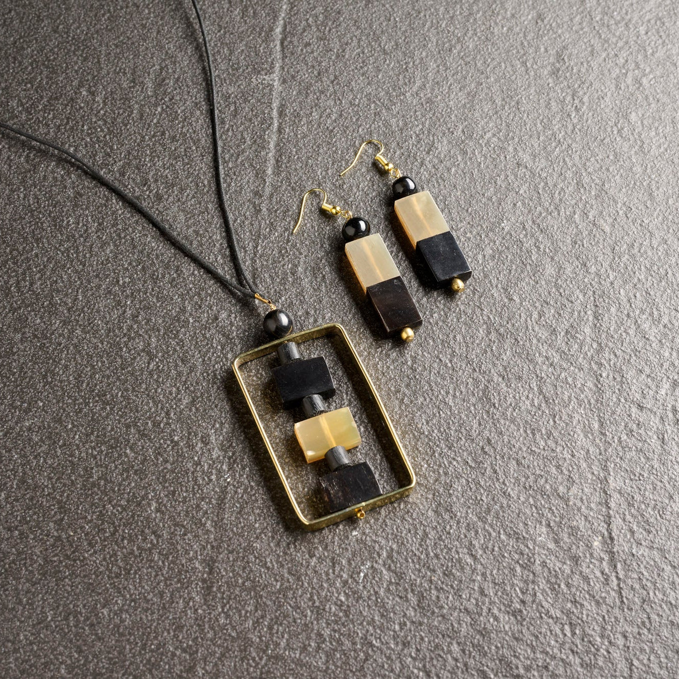 On Earth Acero collana corno nero 65 cm
