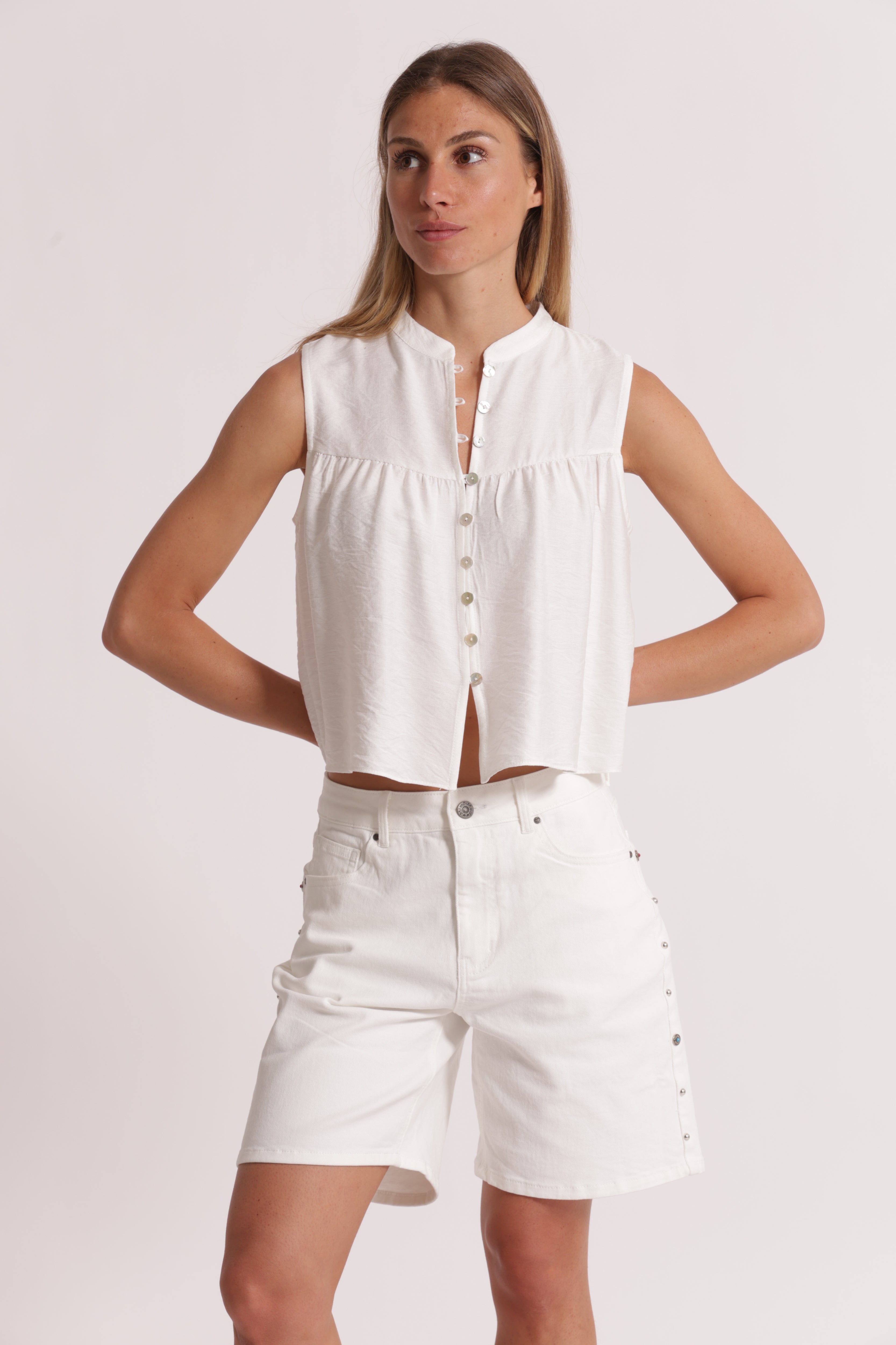 Mimi Mua camicia smanicata visino bianco
