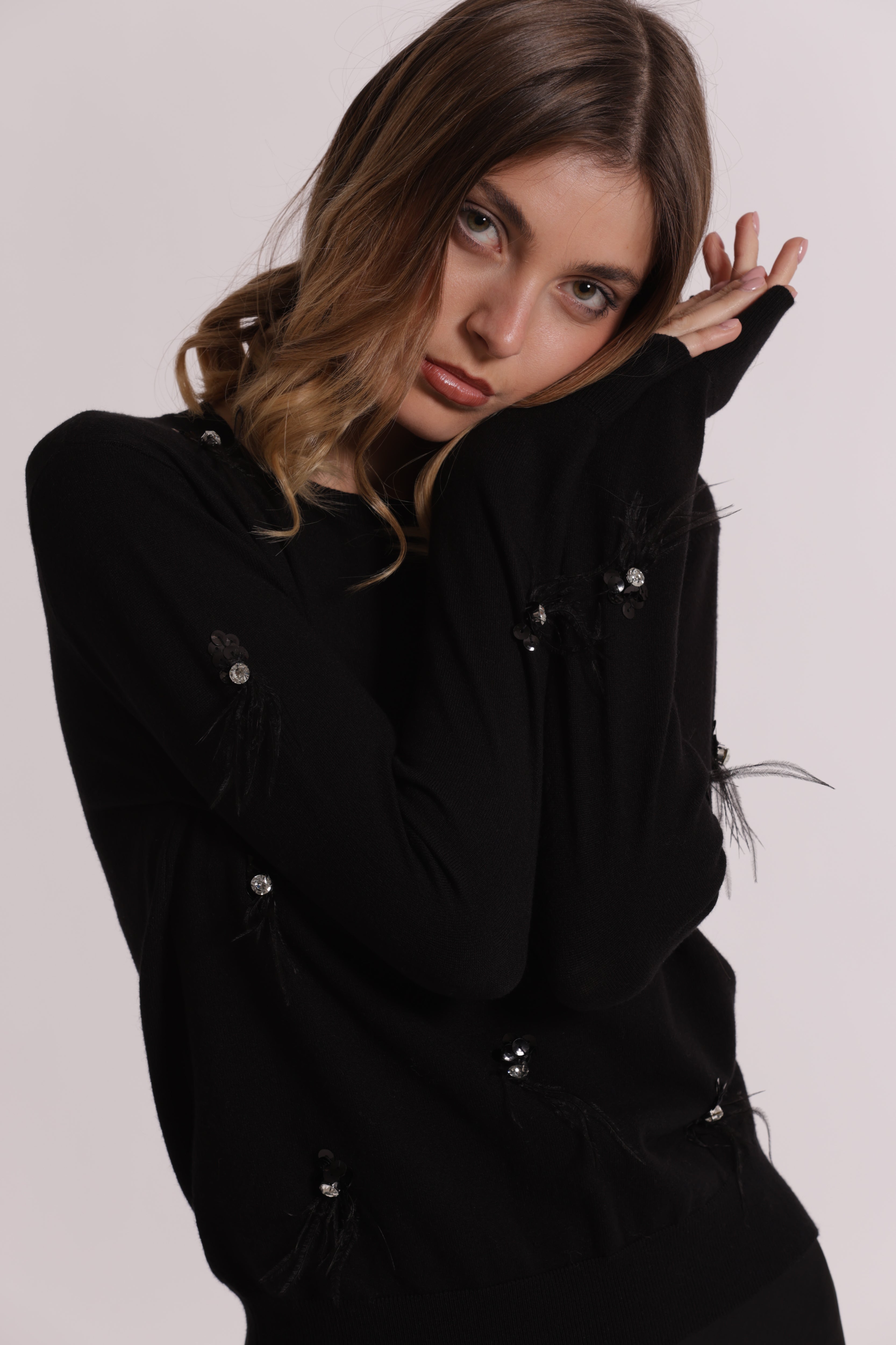 Mimi Mua Maglia Scollo Tondo con Piume Nera
