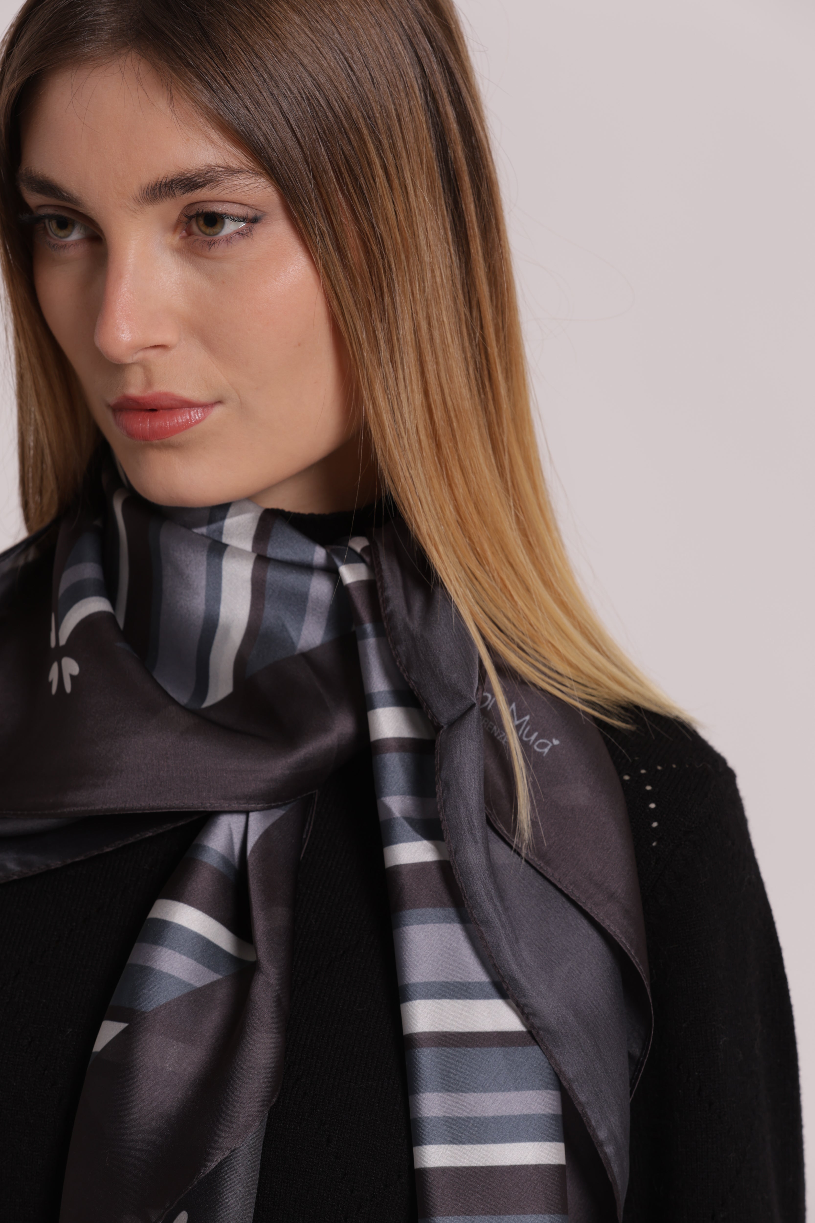 Mimi Mua foulard righe diagonali nero 90x90 poliestere