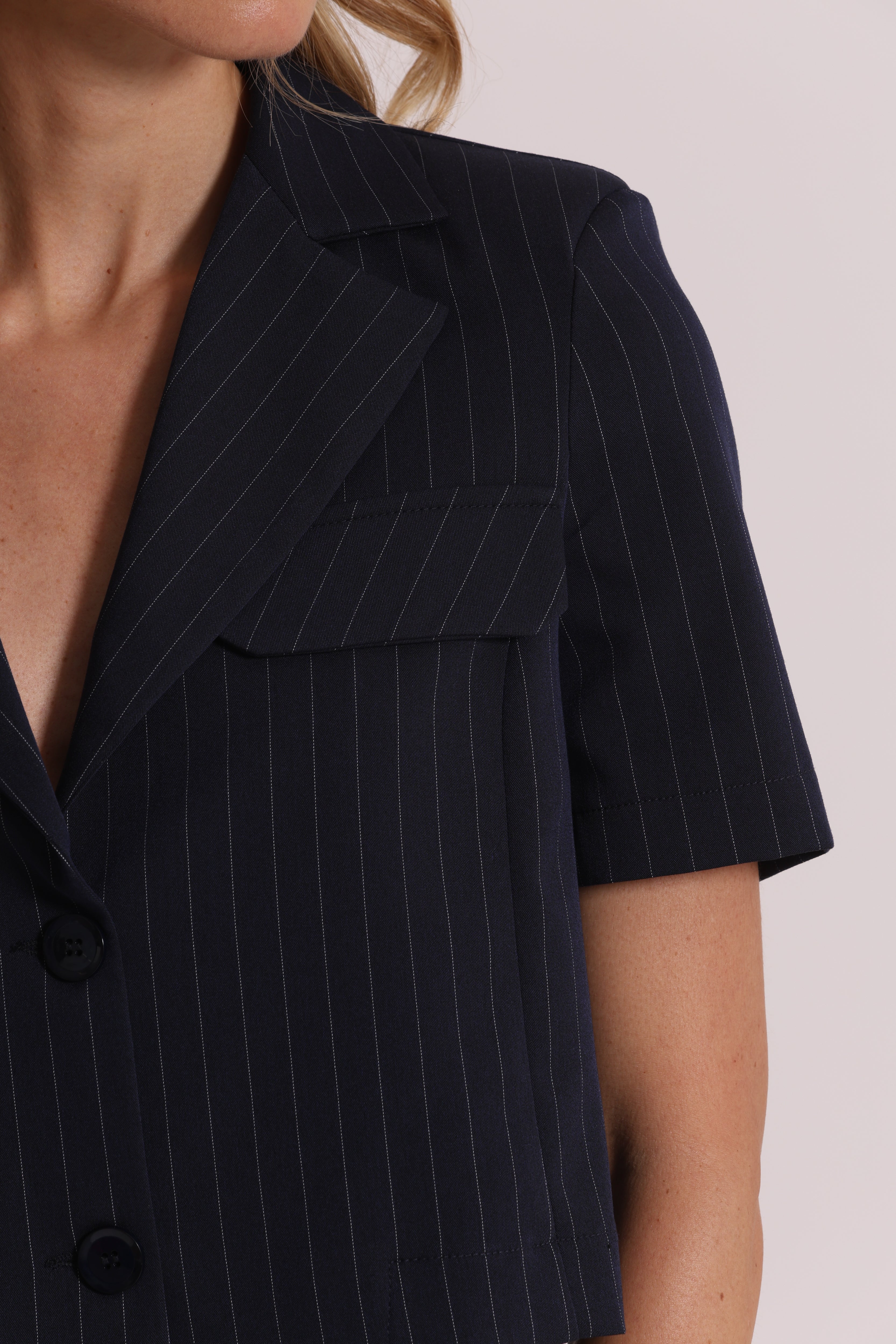Mimi Mua Giacca Cropped Maniche Corte Gessata Latte sartoriale