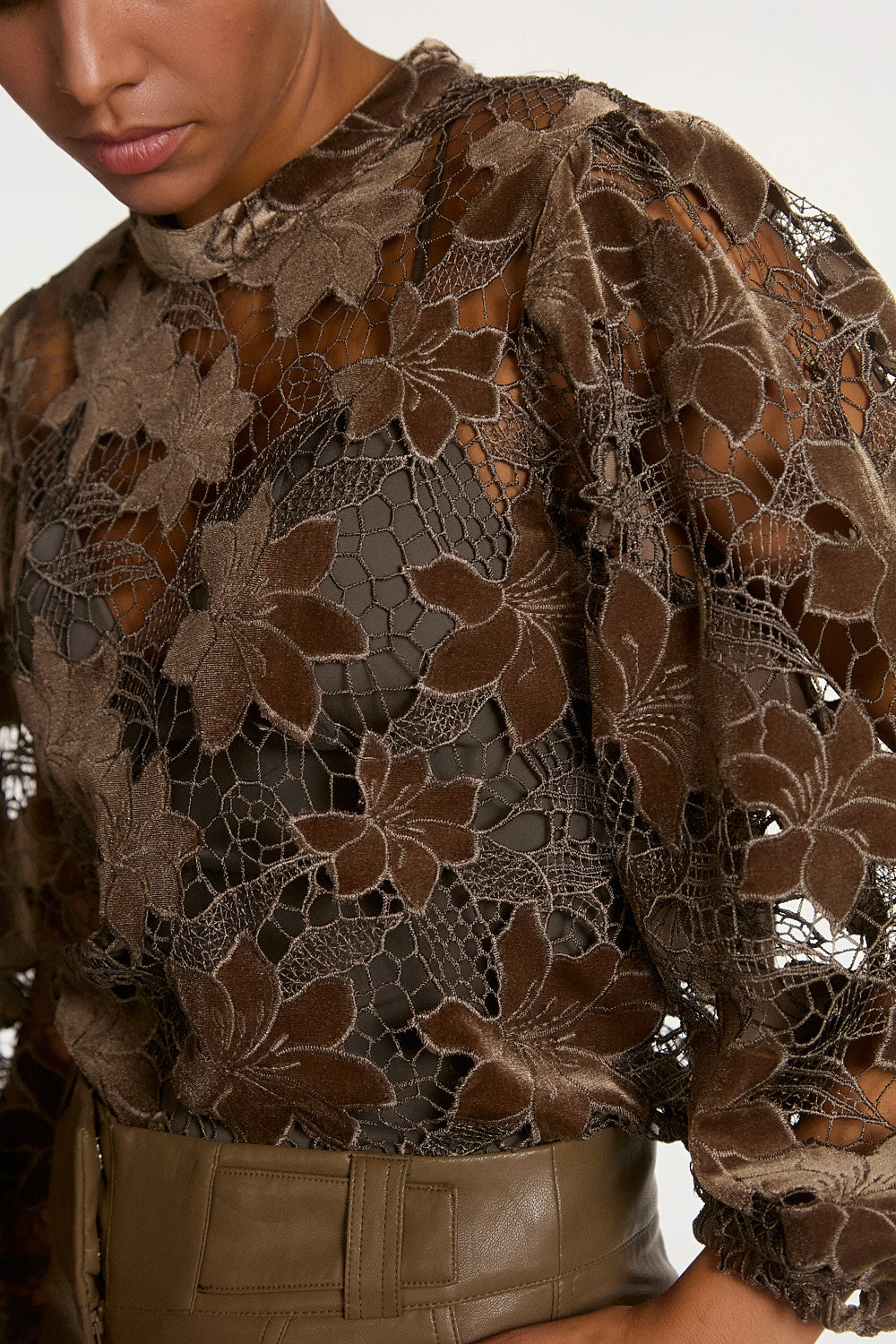 Aaiko Shaila top velluto marrone fudge pizzo floreale